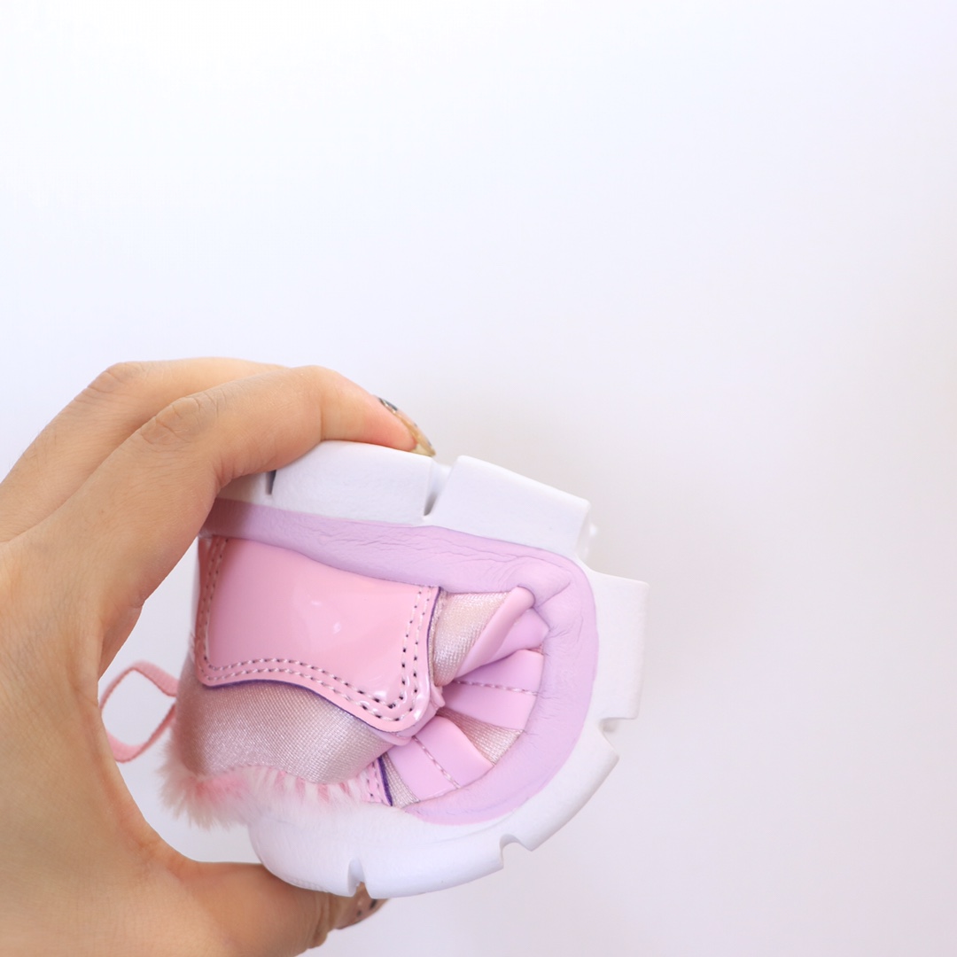 图片[8]-（22-27码小童） （28-37.5大童） 专Ｇ版ＮＫ加绒毛毛虫 专Ｇ最高版本👍原鞋开模相识度99.99%。 新配色太美了.内里毛料也是采用非常优质独特的绒。鞋头和侧边的标也是采用不一样的特殊工艺材料.带点亮闪闪超级漂亮。经典款百搭保暖舒适一步到位👏纯手工剪裁.上脚也一样好看不显胖.-选品中心