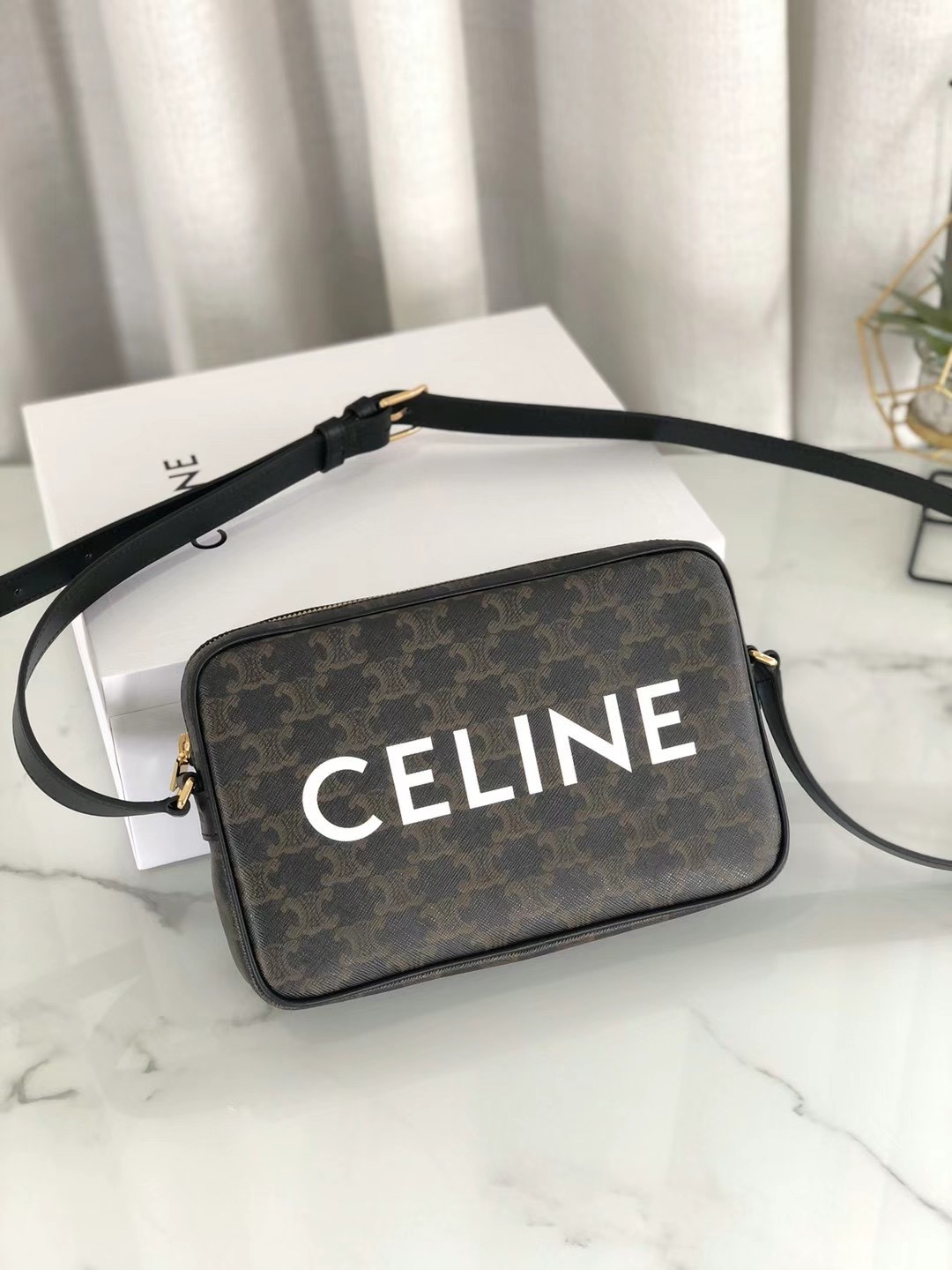 NO:183222,Genuine grade Shipping Original leather version New camera bag Super cool neutral bag for both men and women ♀ Size 24-14.5-4.5 Model number 190802 Material/Black, Celine, celine19860909正品级 出货 原厂皮版本 新品相机包 超酷的中性包 男女均可♀ 尺寸24-14.5-4.5 款号190802 料/黑,赛琳,celine,Bag