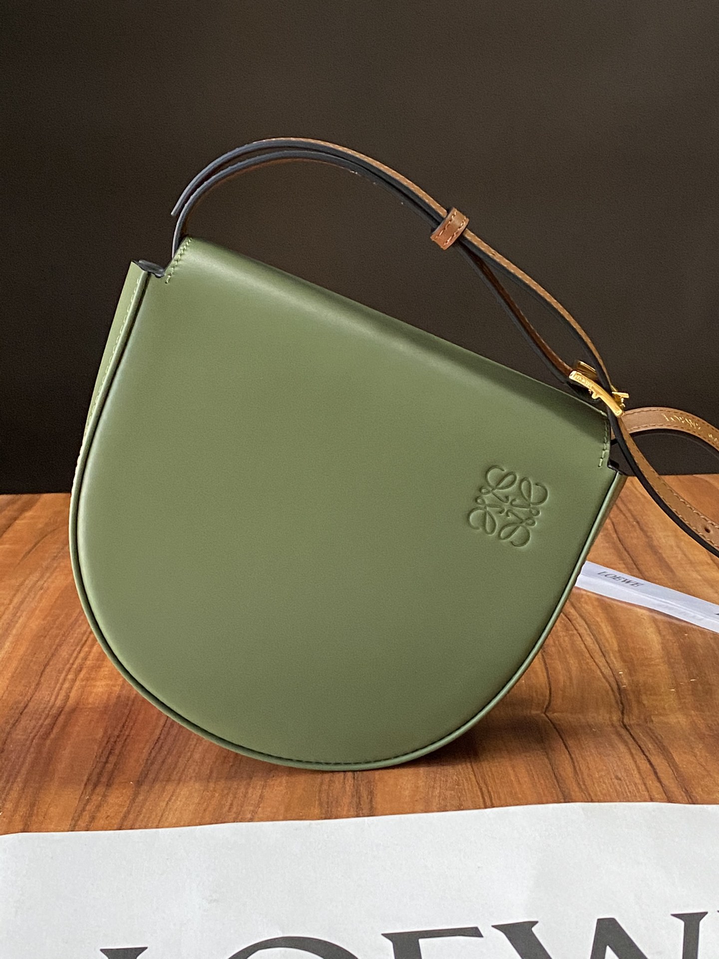 NO:179412,Model: The new Heel duo series one-shoulder street photography artifact, calf leather, flap opening and closing, three-slot position inside, one pocket on the rear; the oblique strap/single shoulder/adjustable, the underarm bag is also very important to be able to hold the mobile phone, the double color combination can also be used on both sides, it is practical and easy to buy Size19.5*8.5*16.5cm, special grade Luo Yiwei, loewe, cowhide19860909型号  全新 Heel duo系列单肩到货街拍神器 选用小牛皮,翻盖开合 内有三卡位 后置一口袋；斜跨/单肩/可调节,腋下包也非常重点是可以放手机,双拼配色也可当两面使用 ,实用性强快入手Size19.5*8.5*16.5cm,特级罗意威,loewe,cowhide,Bag