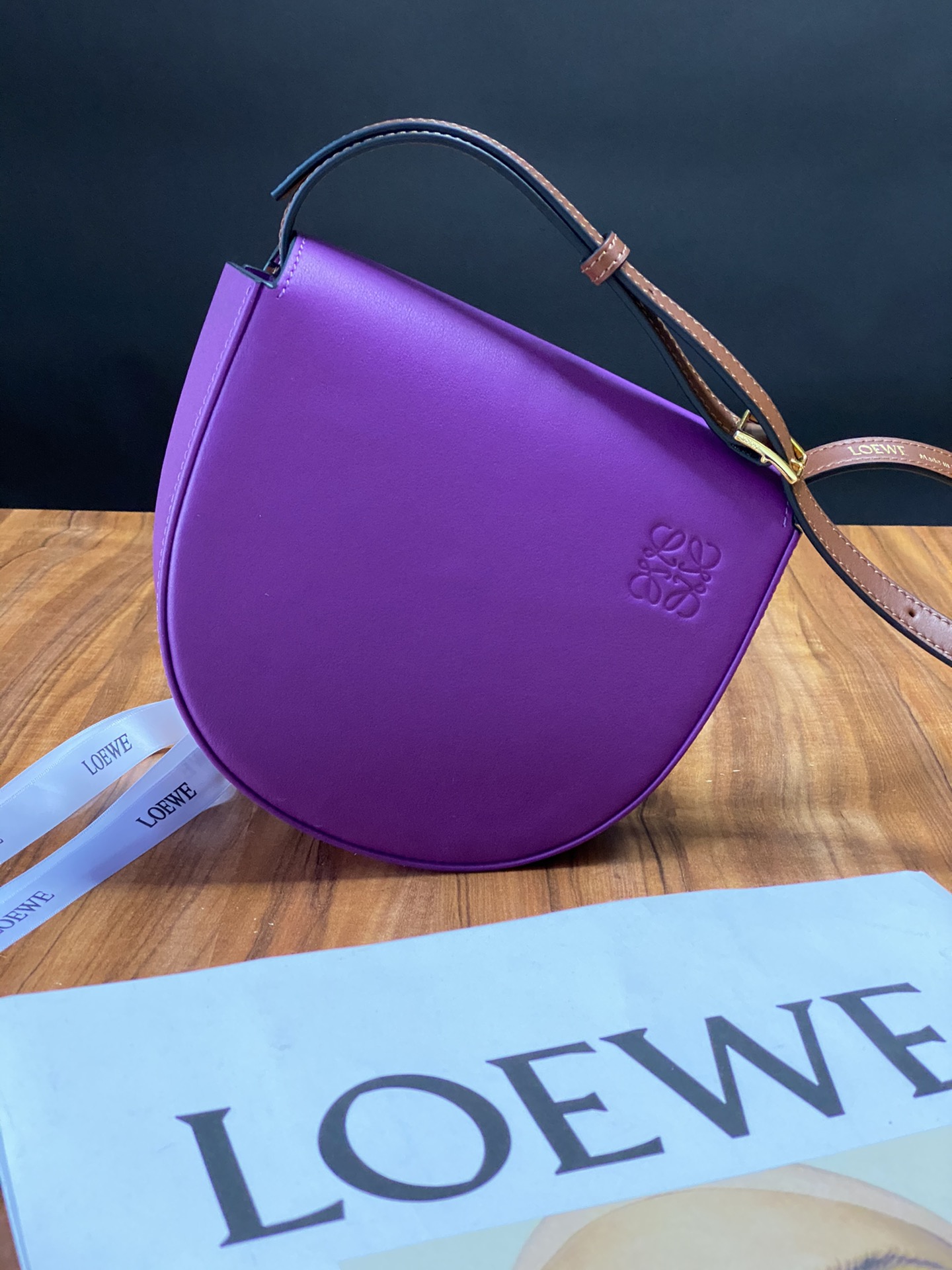 NO:179416,Model: The new Heel duo series one-shoulder street photography artifact, calf leather, flap opening and closing, three-slot position inside, one pocket on the rear; the oblique strap/single shoulder/adjustable, the underarm bag is also very important to be able to hold the mobile phone, the double color combination can also be used on both sides, it is practical and easy to buy Size19.5*8.5*16.5cm, special grade Luo Yiwei, loewe, cowhide19860909型号 全新 Heel duo系列单肩到货街拍神器 选用小牛皮,翻盖开合 内有三卡位 后置一口袋；斜跨/单肩/可调节,腋下包也非常重点是可以放手机,双拼配色也可当两面使用 ,实用性强快入手Size19.5*8.5*16.5cm,特级罗意威,loewe,cowhide,Bag