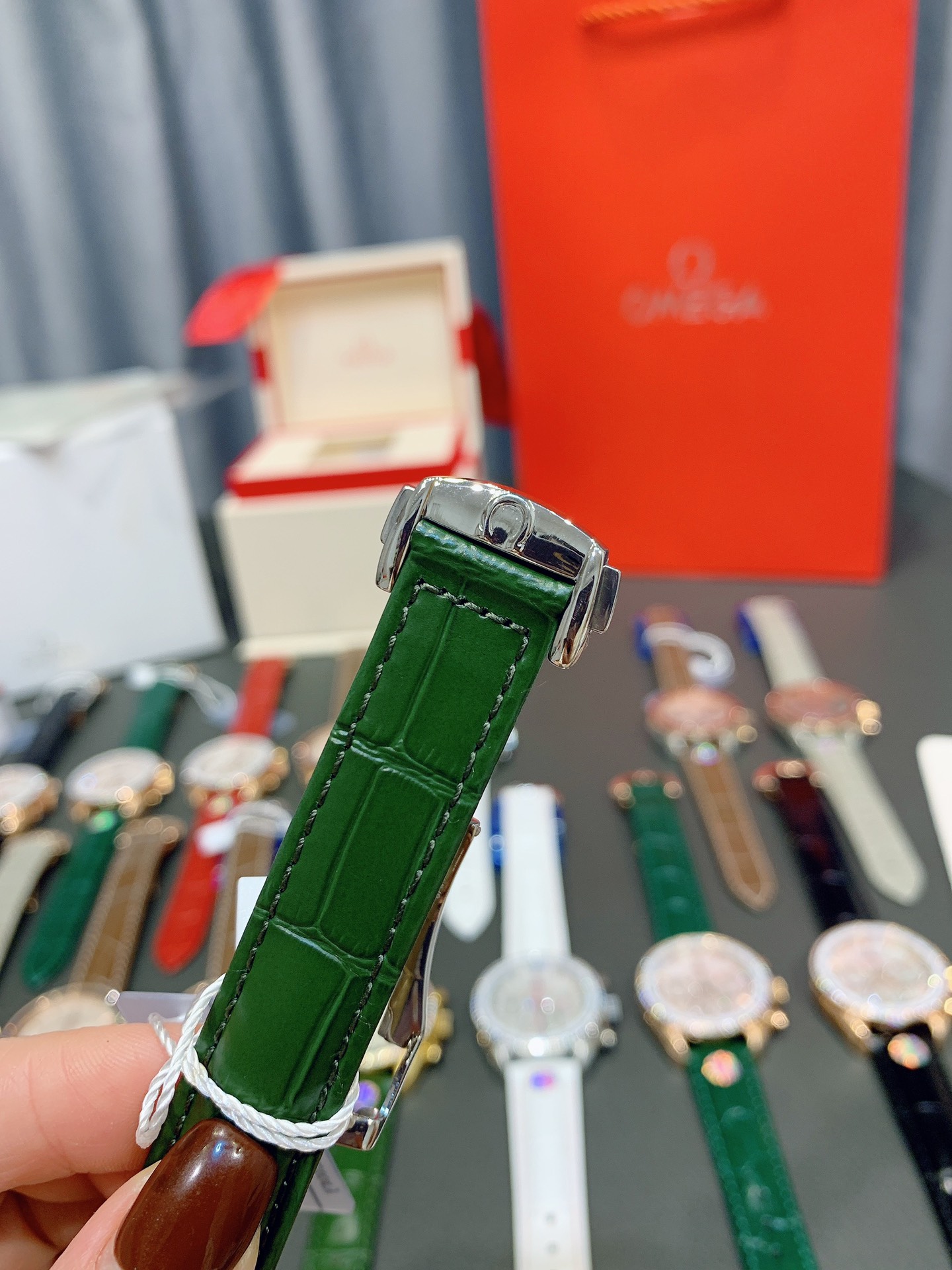 Omega 欧米茄38mm的精钢表壳搭配白色皮带 色泽温柔雅致 特别的双重表圈设计 延续了原型超霸对专业测速圈