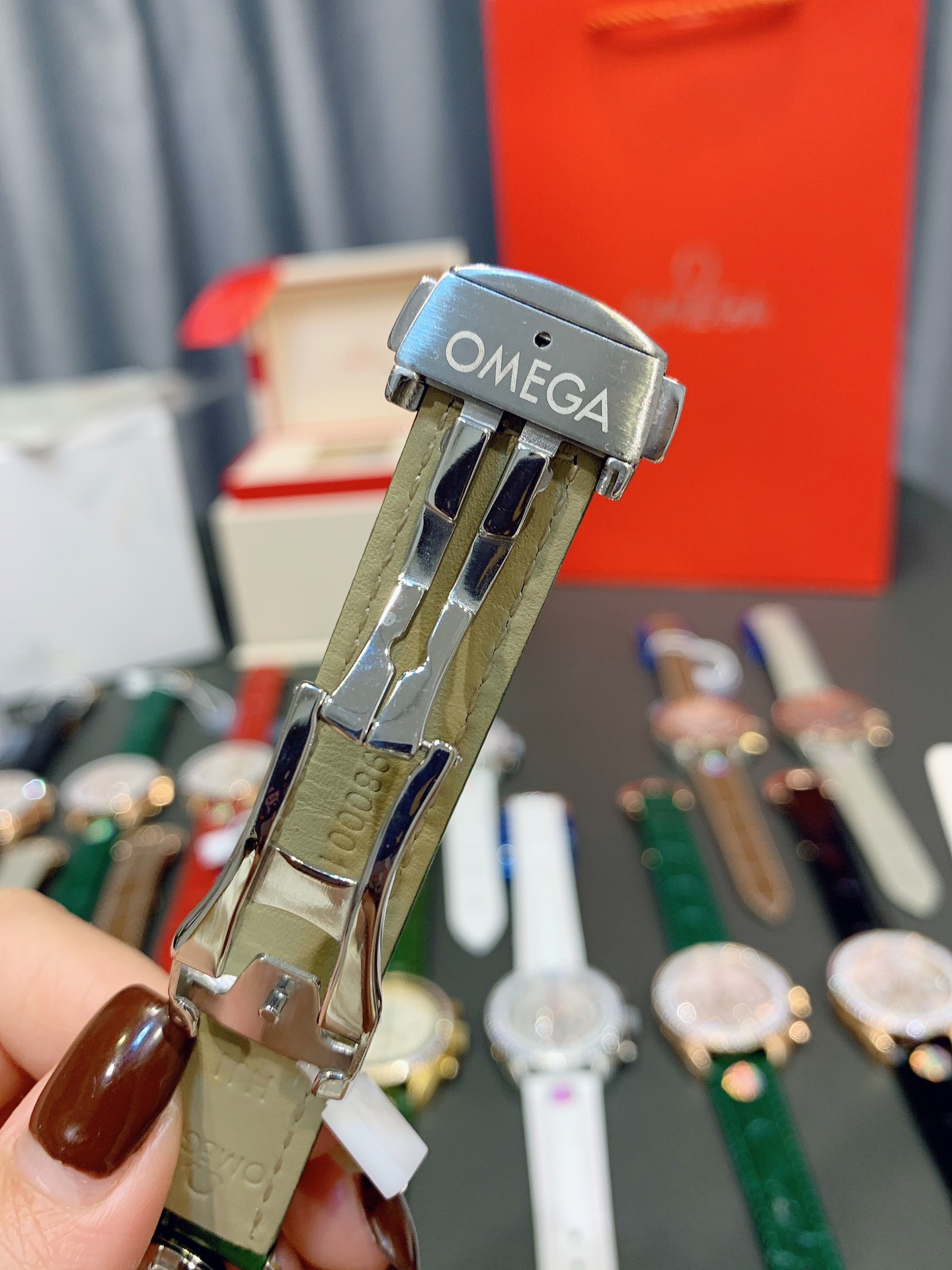 Omega 欧米茄38mm的精钢表壳搭配白色皮带 色泽温柔雅致 特别的双重表圈设计 延续了原型超霸对专业测速圈