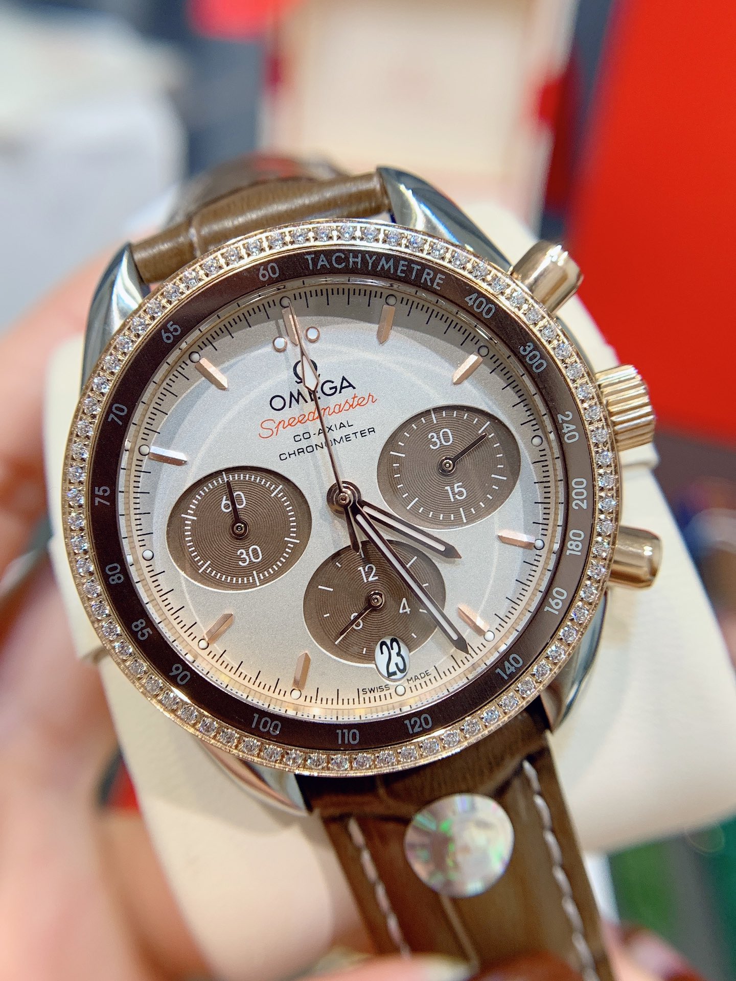 Omega 欧米茄38mm的精钢表壳搭配白色皮带 色泽温柔雅致 特别的双重表圈设计 延续了原型超霸对专业测速圈