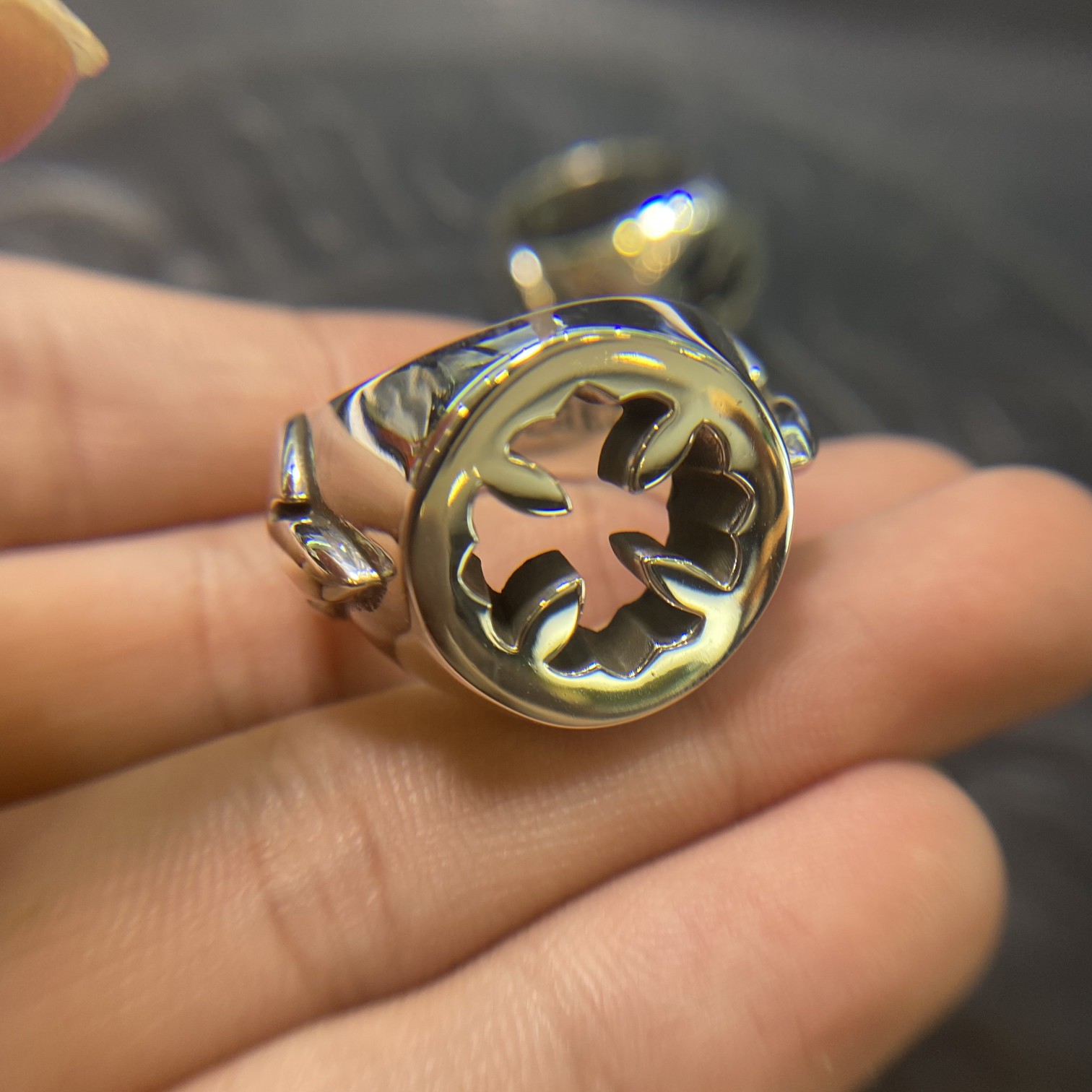 Chrome Hearts 新品上架𝐂𝐡𝐫𝐨𝐦𝐞 𝐡𝐞𝐚𝐫𝐭𝐬克罗心 镂空十字火焰戒指