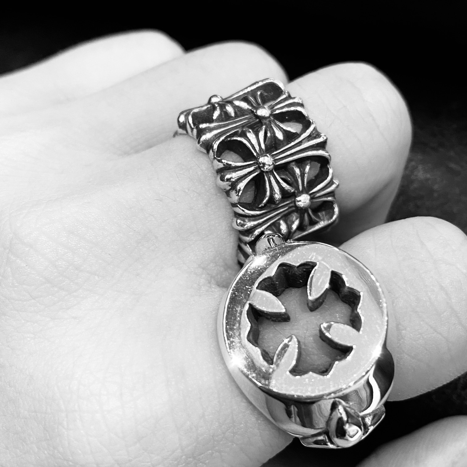 Chrome Hearts 新品上架𝐂𝐡𝐫𝐨𝐦𝐞 𝐡𝐞𝐚𝐫𝐭𝐬克罗心 镂空十字火焰戒指