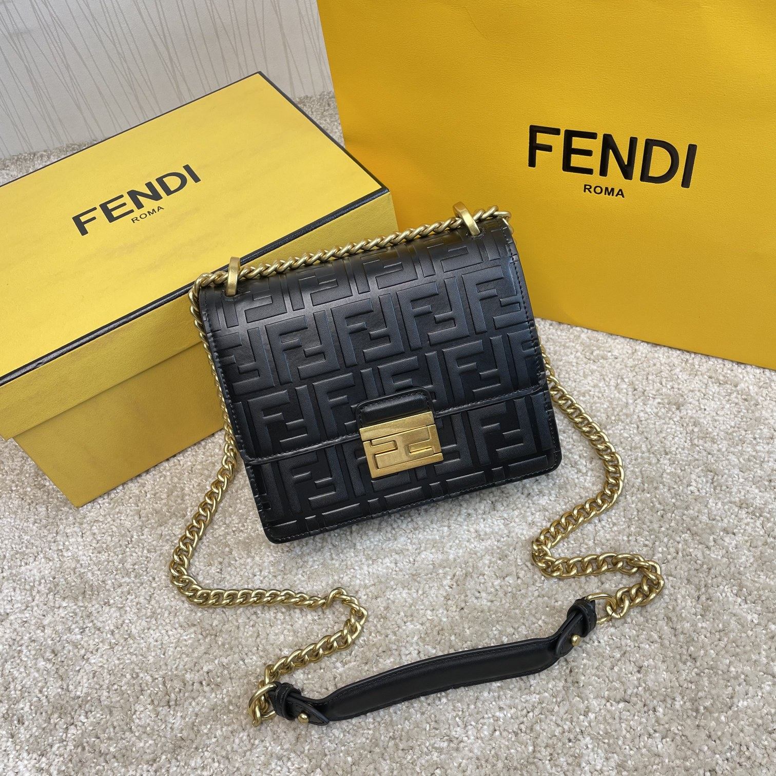 P550 FENDI （芬迪）Kan I小号8840 黑色