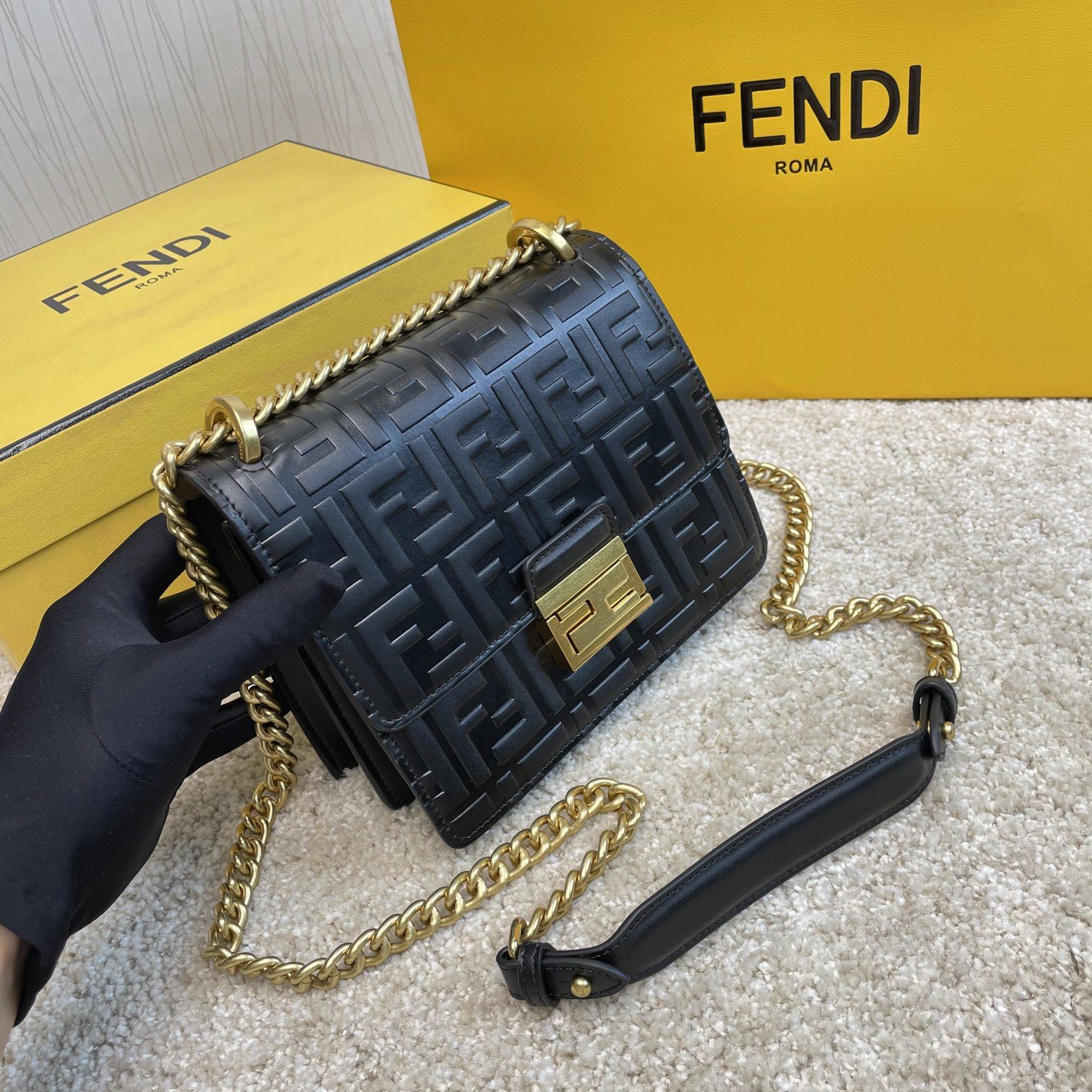 P550 FENDI （芬迪）Kan I小号8840 黑色