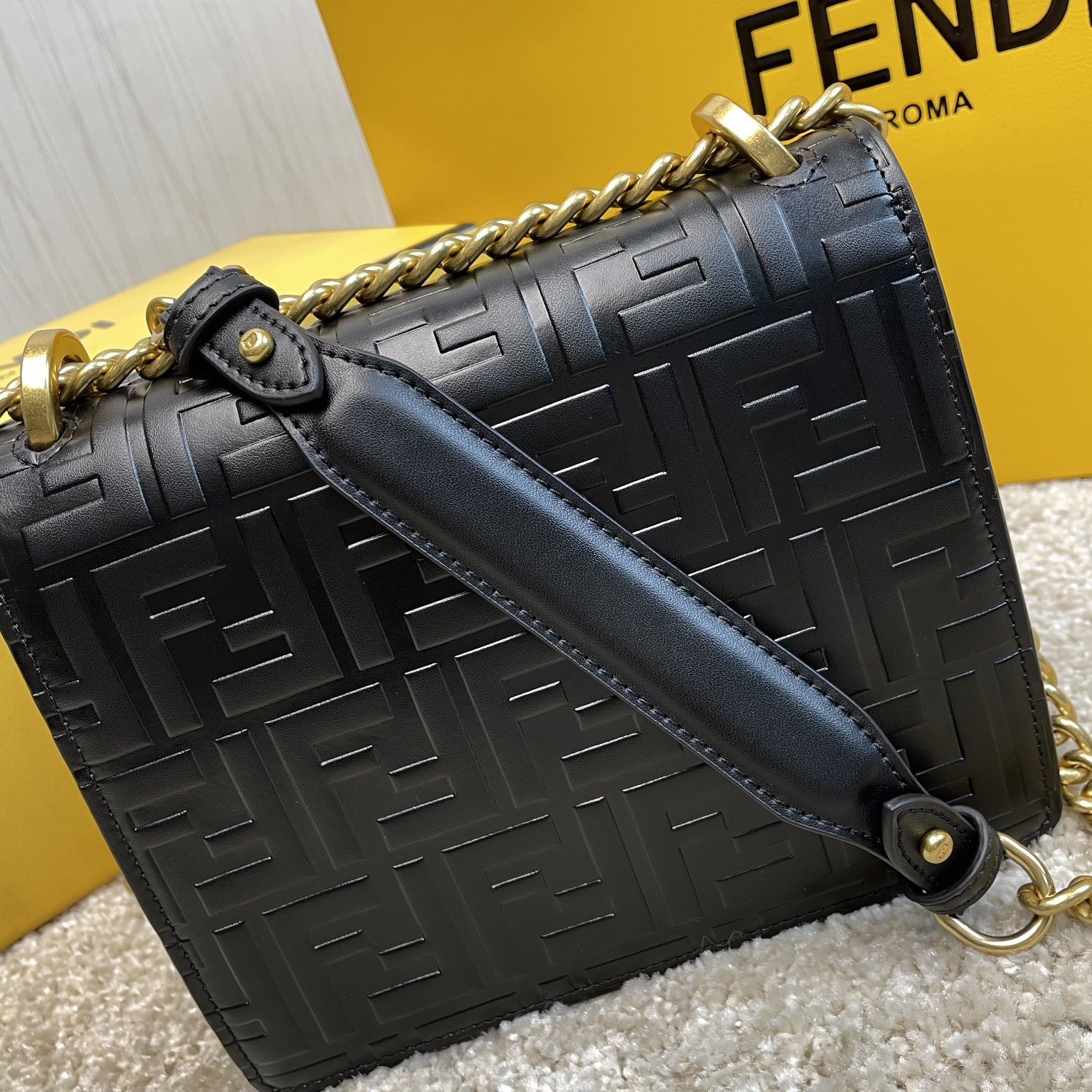 P550 FENDI （芬迪）Kan I小号8840 黑色