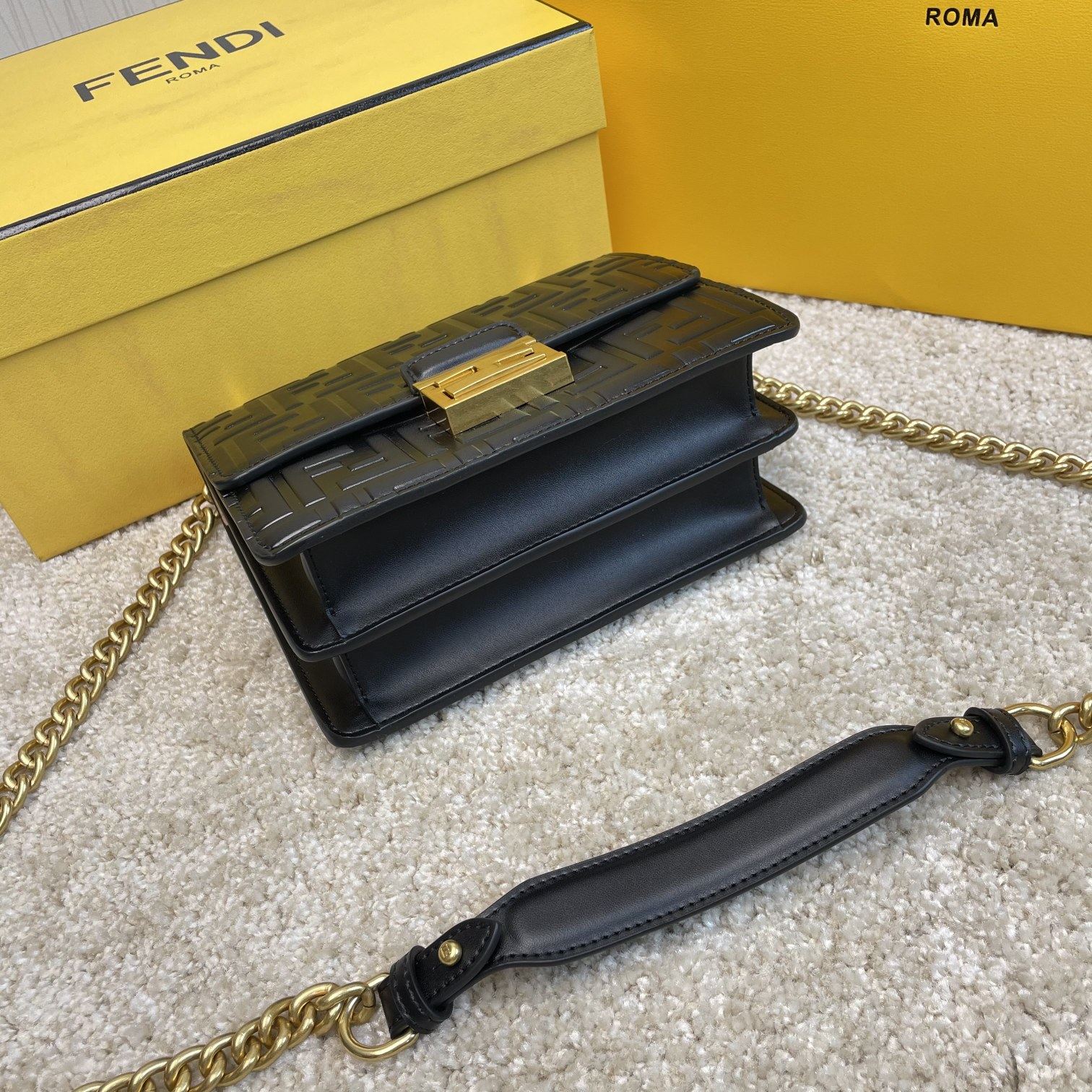 P550 FENDI （芬迪）Kan I小号8840 黑色