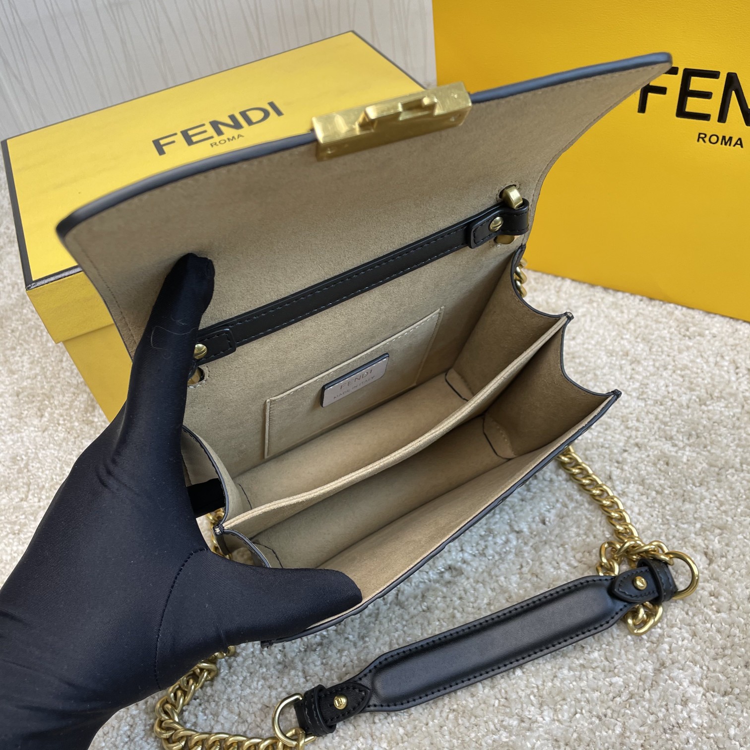 P550 FENDI （芬迪）Kan I小号8840 黑色