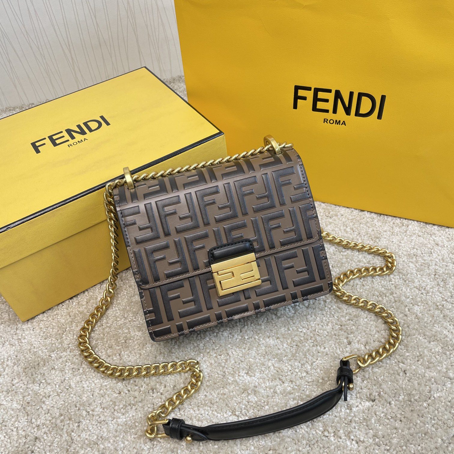 P550 FENDI （芬迪）Kan I 小号8840 摩卡