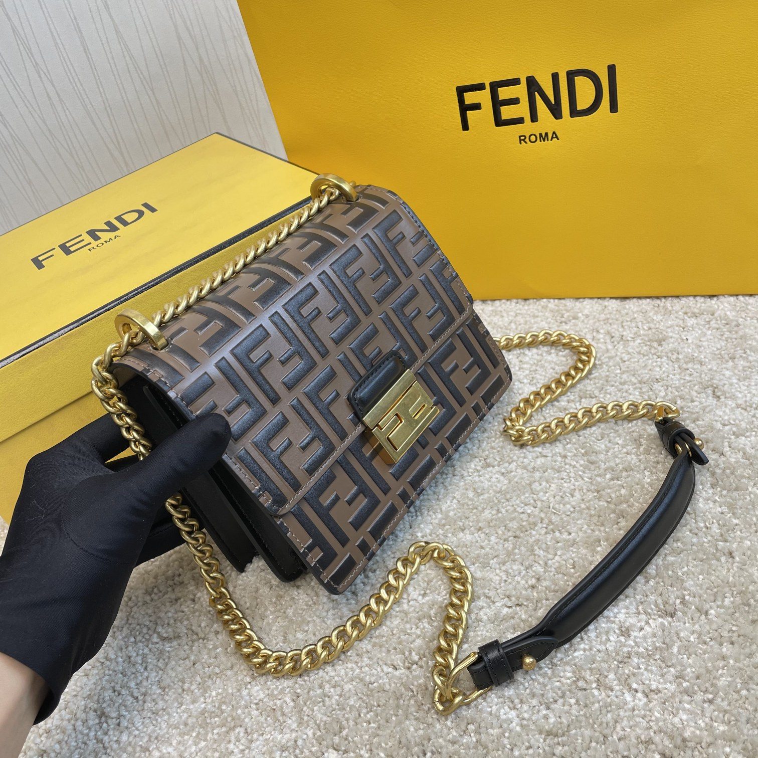 P550 FENDI （芬迪）Kan I 小号8840 摩卡