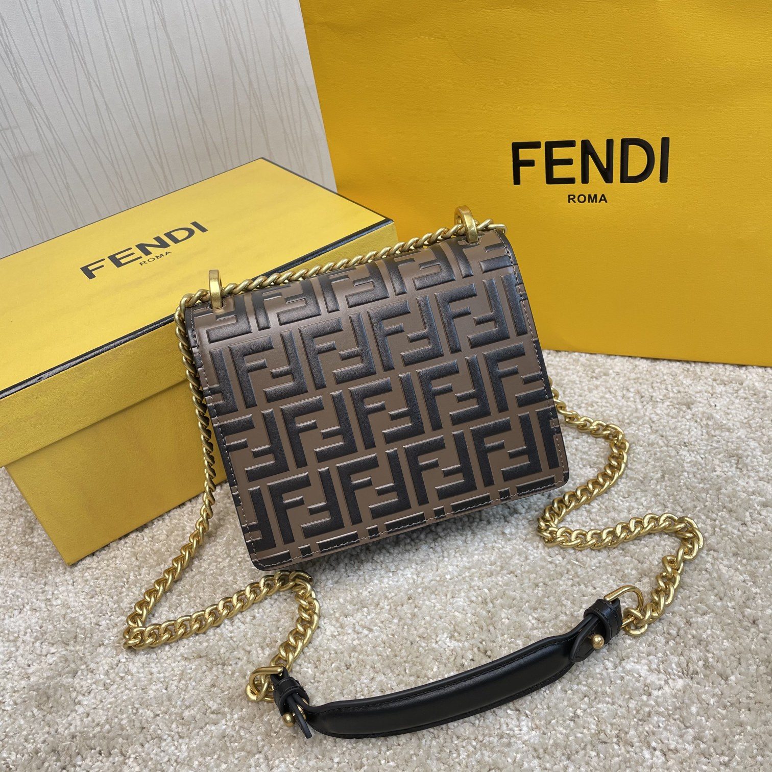 P550 FENDI （芬迪）Kan I 小号8840 摩卡