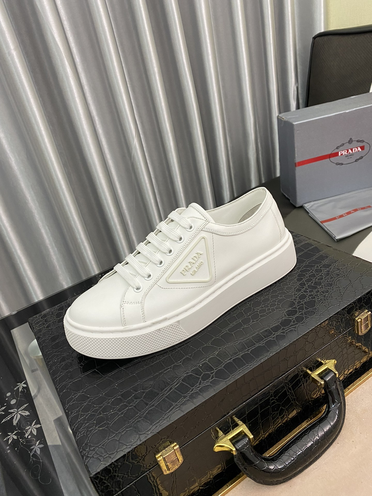 J0   Prada 🇮🇹普拉达男士休闲鞋最新元素潮爆全球，官网火爆热卖，2021最新休闲鞋，原版版本，专柜一比一，面料意大利进口➕原版防滑大底，舒适内里➕垫脚，舒适以质量说话，送人双倍面子