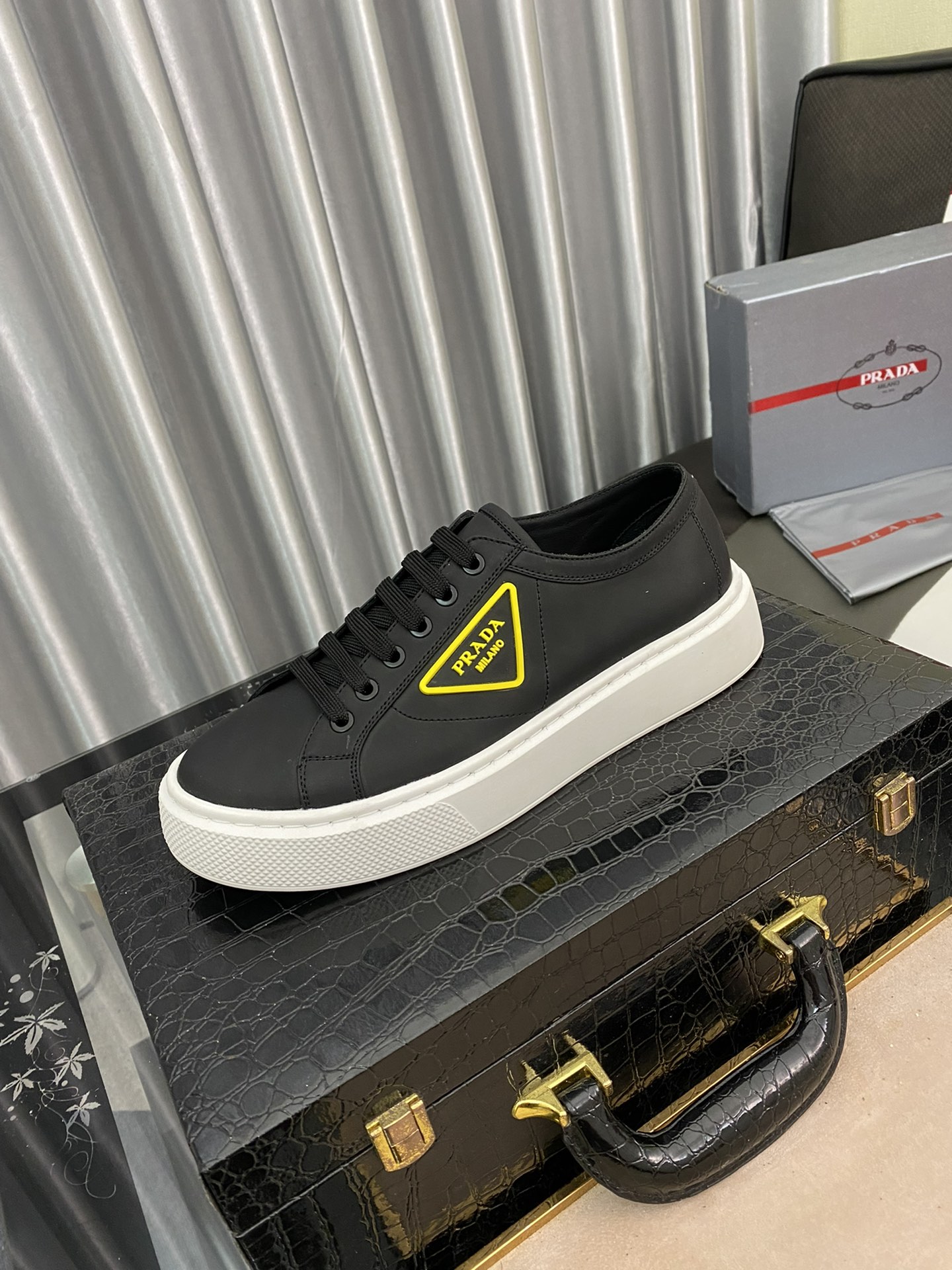 J0   Prada 🇮🇹普拉达男士休闲鞋最新元素潮爆全球，官网火爆热卖，2021最新休闲鞋，原版版本，专柜一比一，面料意大利进口➕原版防滑大底，舒适内里➕垫脚，舒适以质量说话，送人双倍面子