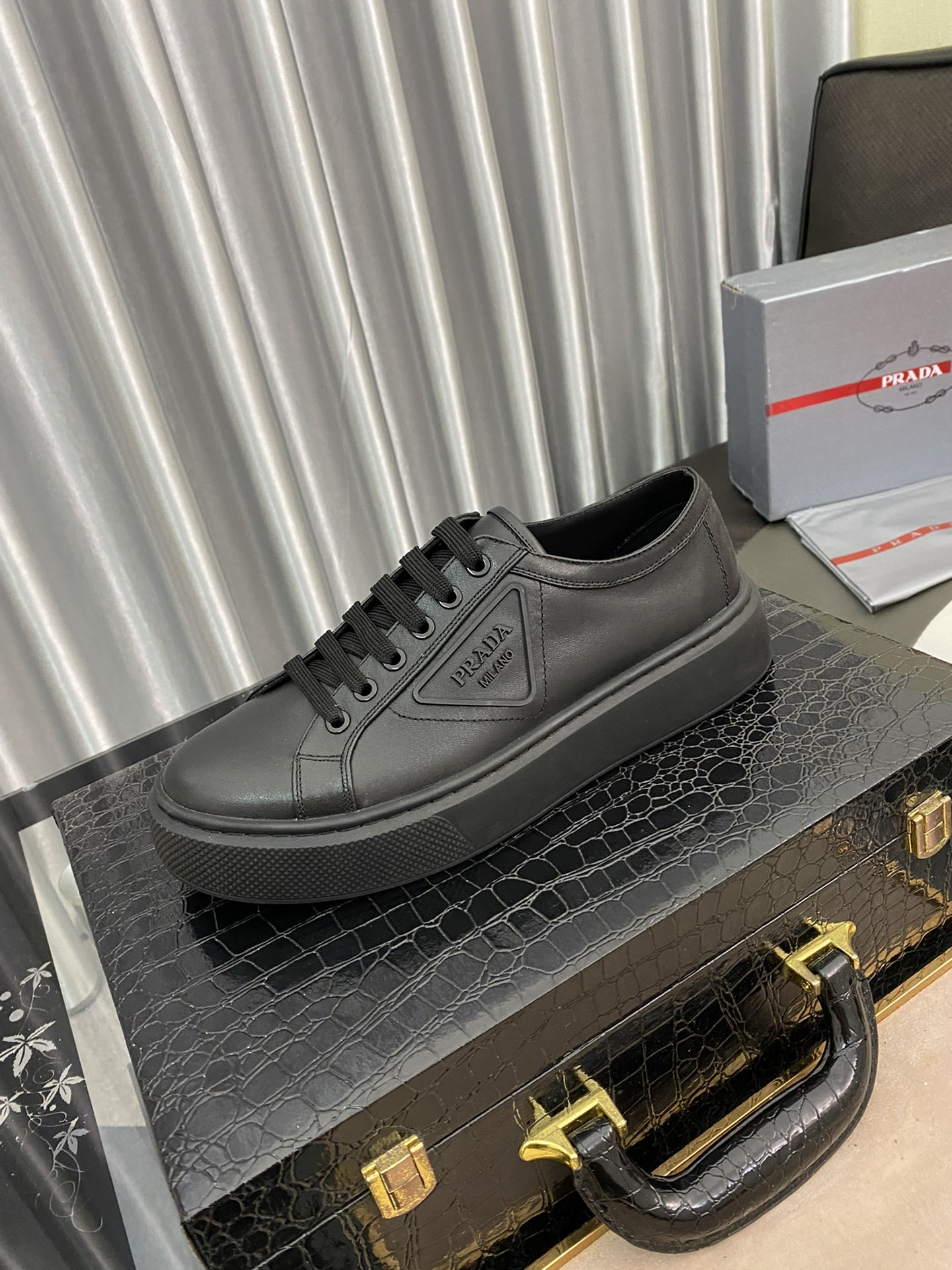 J0   Prada 🇮🇹普拉达男士休闲鞋最新元素潮爆全球，官网火爆热卖，2021最新休闲鞋，原版版本，专柜一比一，面料意大利进口➕原版防滑大底，舒适内里➕垫脚，舒适以质量说话，送人双倍面子