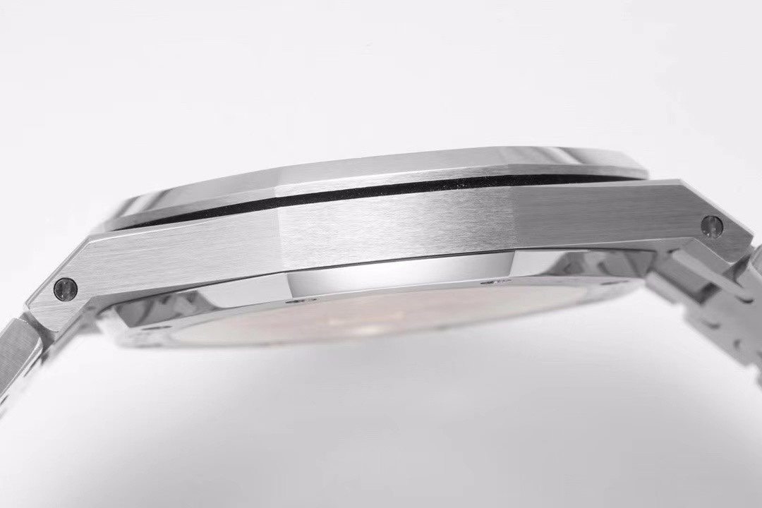 皇家橡树15202 腕表尺寸39mm 超级两针机械机芯 蓝宝石水晶玻璃镜面 原版Cal.2121自动机芯