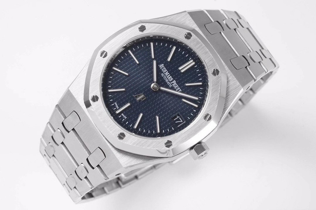 皇家橡树15202 腕表尺寸39mm 超级两针机械机芯 蓝宝石水晶玻璃镜面 原版Cal.2121自动机芯