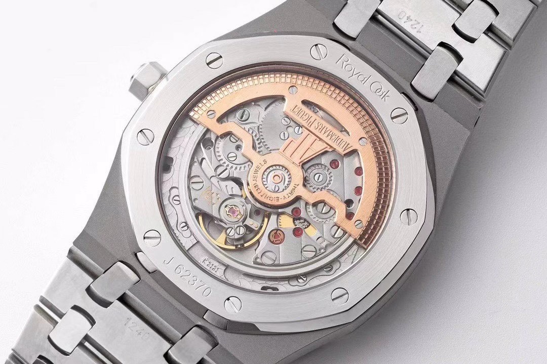 皇家橡树15202 腕表尺寸39mm 超级两针机械机芯 蓝宝石水晶玻璃镜面 原版Cal.2121自动机芯