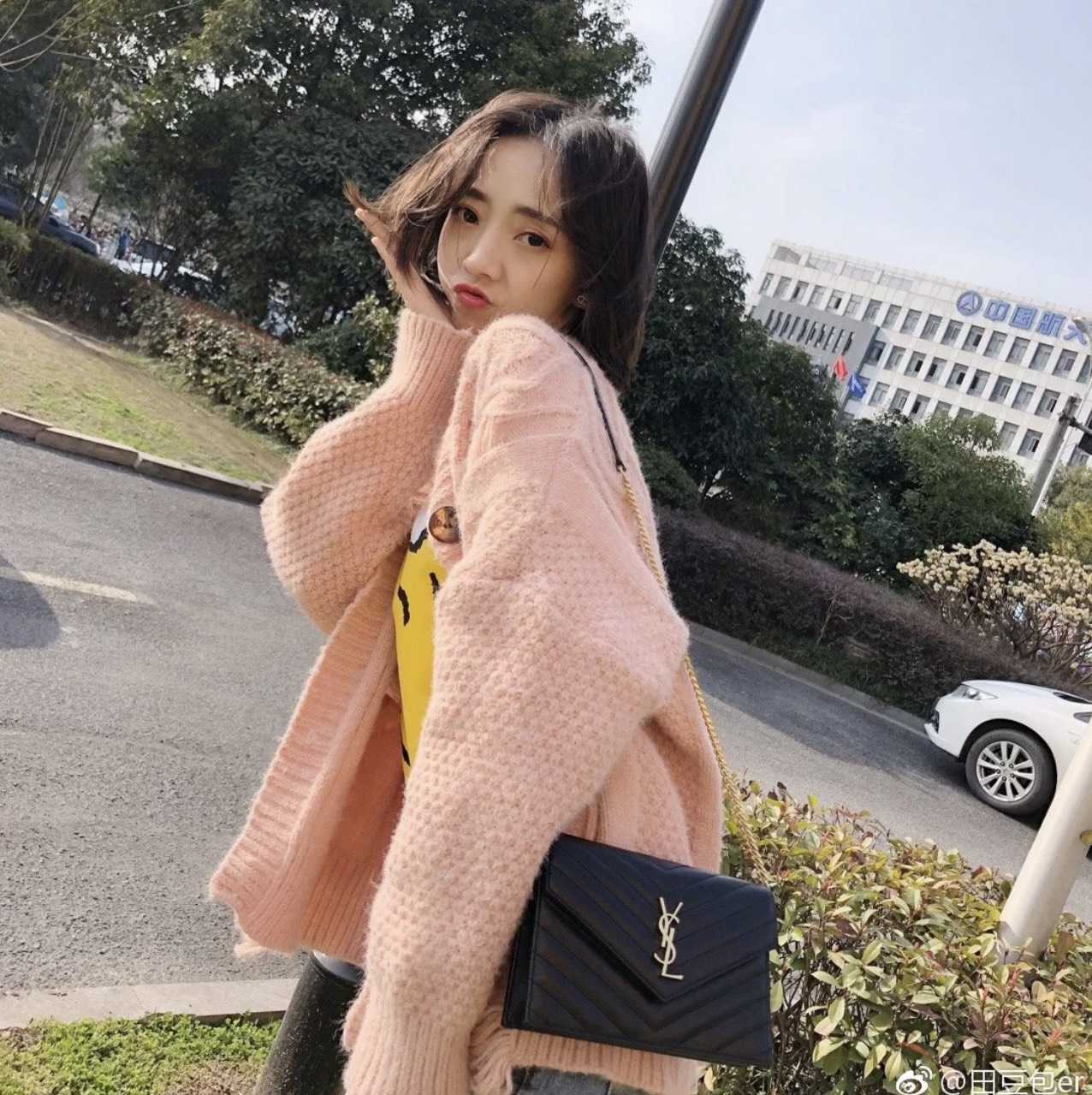 YSL 圣罗兰woc信封包🅿️200 整包采用原厂鱼子酱牛皮革制作.版型立体.手感舒适.可拆卸的肩带设计丰富了包包的多用性.肩带拆掉可直接当手包/晚宴包使用.内置多个卡位.实用到爆炸.平时出门带上手机和卡片.一个小包就可以带你轻松走遍天下. 大号:22*14cm 小号:19*12cm