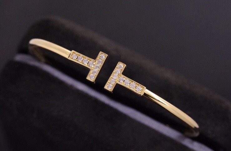 Tiffany & Co. Tiffany 全新呈现T系列：手镯黄金色