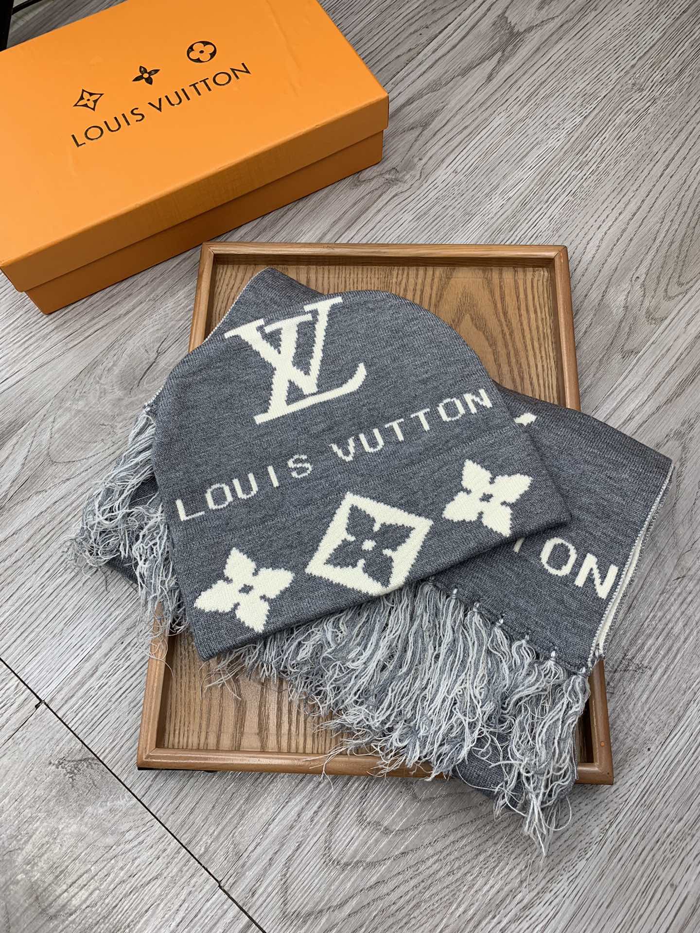 NO:659614,.L Home.【Wool Suit Hat-With Luo Zi Fur Ball】Classic Suit Hat!  Hat and scarf!  It's warm and super comfortable~A great tool for young ladies to reduce their age in winter~This winter, all you need is a set of hats~It's warm and fashionable!  Unisex model! Can be made as a couple model!  Complete range of anti-counterfeiting labels and elevators!  Many styles, welcome to choose! Suit, suit, louis vuitton, hats19860909.L家.【羊毛套装帽子-带骆子毛球】经典套装帽子！帽子围巾！暖暖哒超级舒服～冬日小姐姐减龄神器哦～这个冬天你就差这么一套套装帽子啦～又保暖又时尚！男女通用款!可以做情侣款！防伪标签吊卡齐全！多多款式,欢迎选择!套装,套装,louis vuitton,hats,accessory