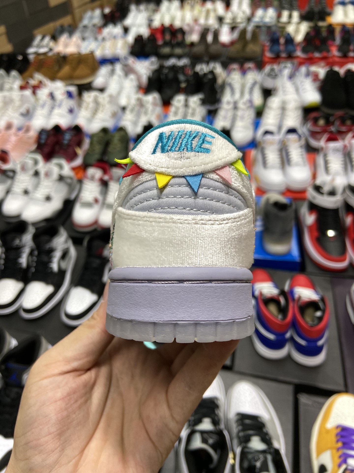 280 耐克Nike Dunk Low ”Ice” 冬季仙境 冰雪节 低帮休闲板鞋 这款即将推出的Dunk Low以丝缎般的银色为基调DO2326-001
