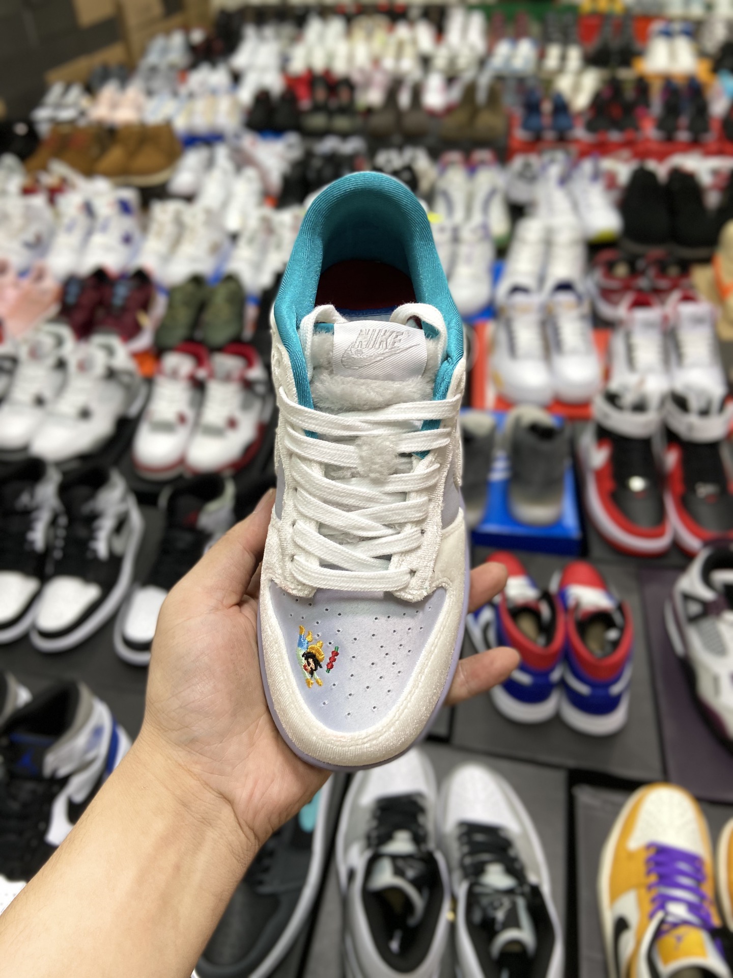 280 耐克Nike Dunk Low ”Ice” 冬季仙境 冰雪节 低帮休闲板鞋 这款即将推出的Dunk Low以丝缎般的银色为基调DO2326-001
