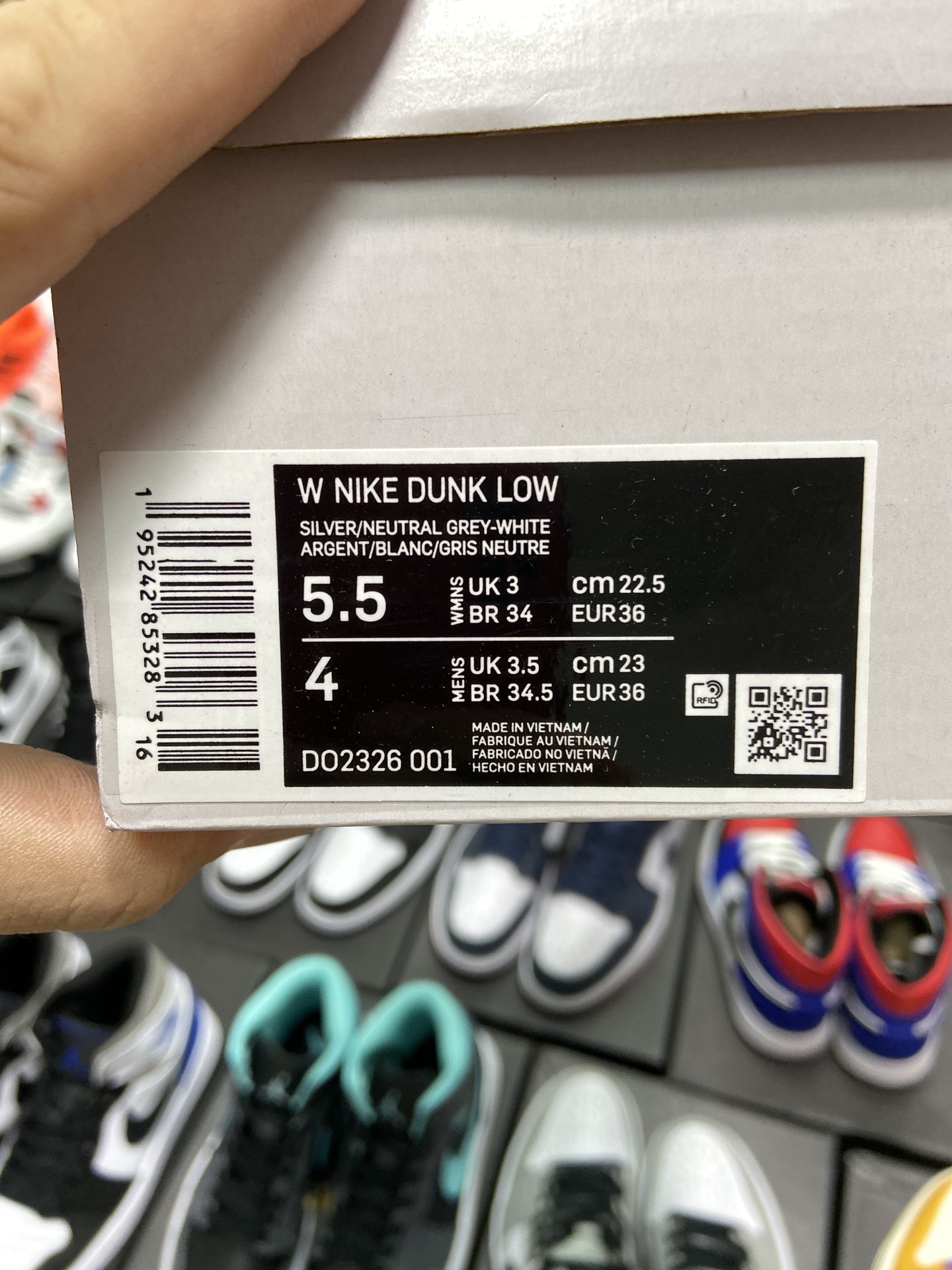 280 耐克Nike Dunk Low ”Ice” 冬季仙境 冰雪节 低帮休闲板鞋 这款即将推出的Dunk Low以丝缎般的银色为基调DO2326-001