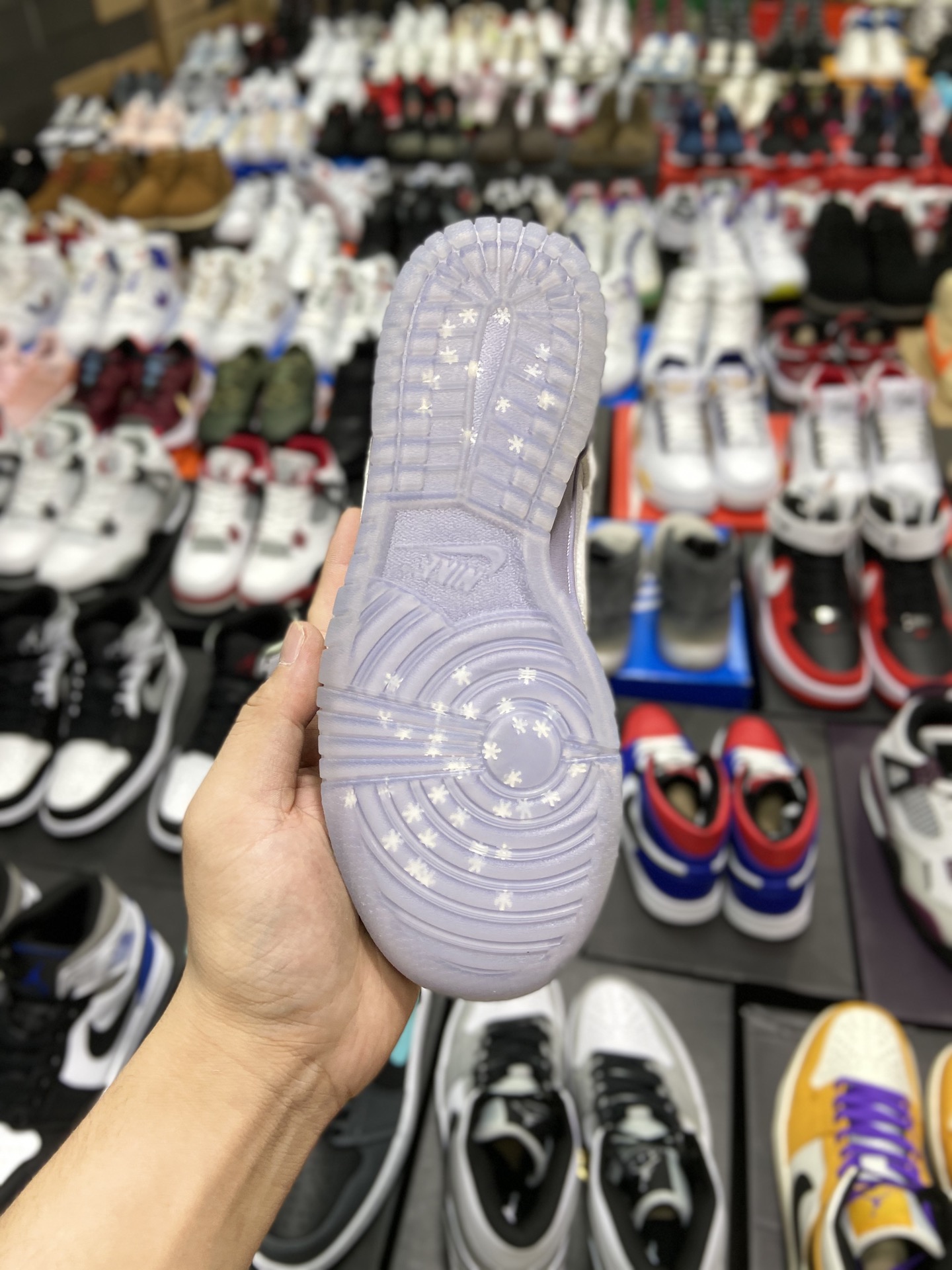 280 耐克Nike Dunk Low ”Ice” 冬季仙境 冰雪节 低帮休闲板鞋 这款即将推出的Dunk Low以丝缎般的银色为基调DO2326-001