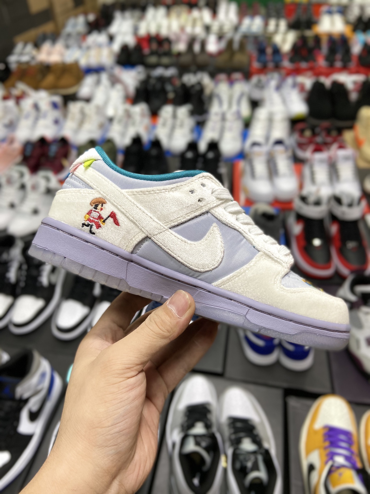 280 耐克Nike Dunk Low ”Ice” 冬季仙境 冰雪节 低帮休闲板鞋 这款即将推出的Dunk Low以丝缎般的银色为基调DO2326-001