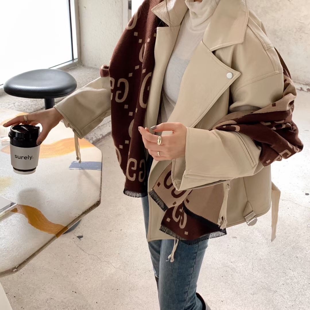 NO:163000,A must-have scarf for fashionable and expensive women. This one feels softer, skin-friendly and more comfortable. The gentle and gentle milk coffee color combination   tassels makes you look gentle and expensive overall. It is an ordinary scarf.19860909批时髦贵婆必备围巾. 这款手感更柔软 更亲肤 更舒服 温温柔柔的奶咖配色 流苏 整体让你看起来 又温柔 又贵,普通围巾,scarf