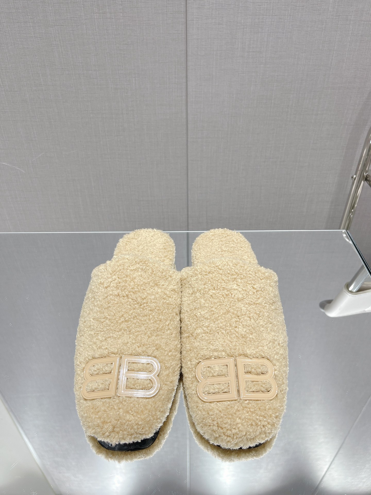 Balenciag* FW秋冬新款羊毛半拖巴黎世家新款拖鞋，原版1.1定制。五金扣和世面的都不相同。质感