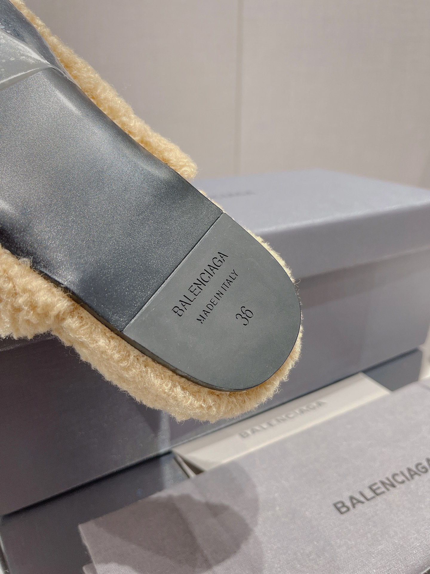 Balenciag* FW秋冬新款羊毛半拖巴黎世家新款拖鞋，原版1.1定制。五金扣和世面的都不相同。质感