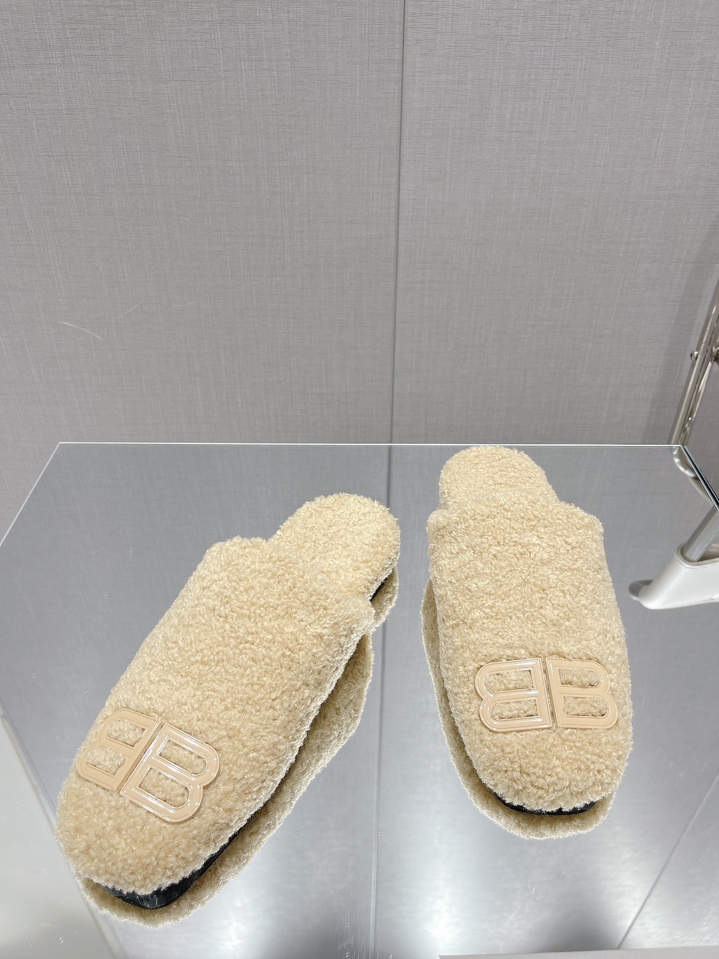 Balenciag* FW秋冬新款羊毛半拖巴黎世家新款拖鞋，原版1.1定制。五金扣和世面的都不相同。质感