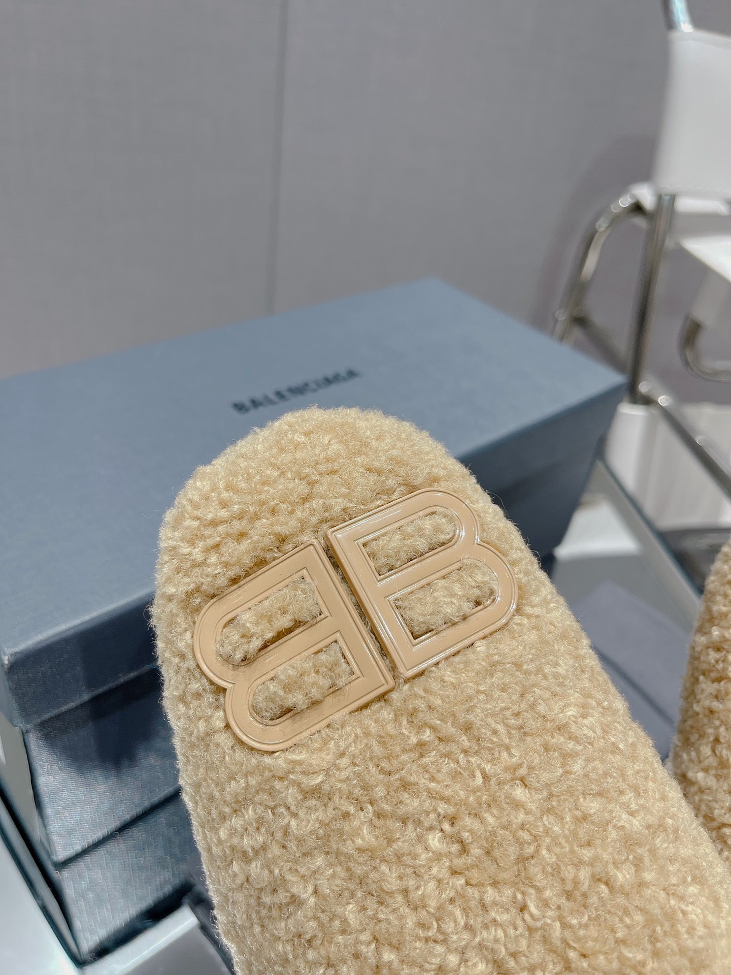 Balenciag* FW秋冬新款羊毛半拖巴黎世家新款拖鞋，原版1.1定制。五金扣和世面的都不相同。质感