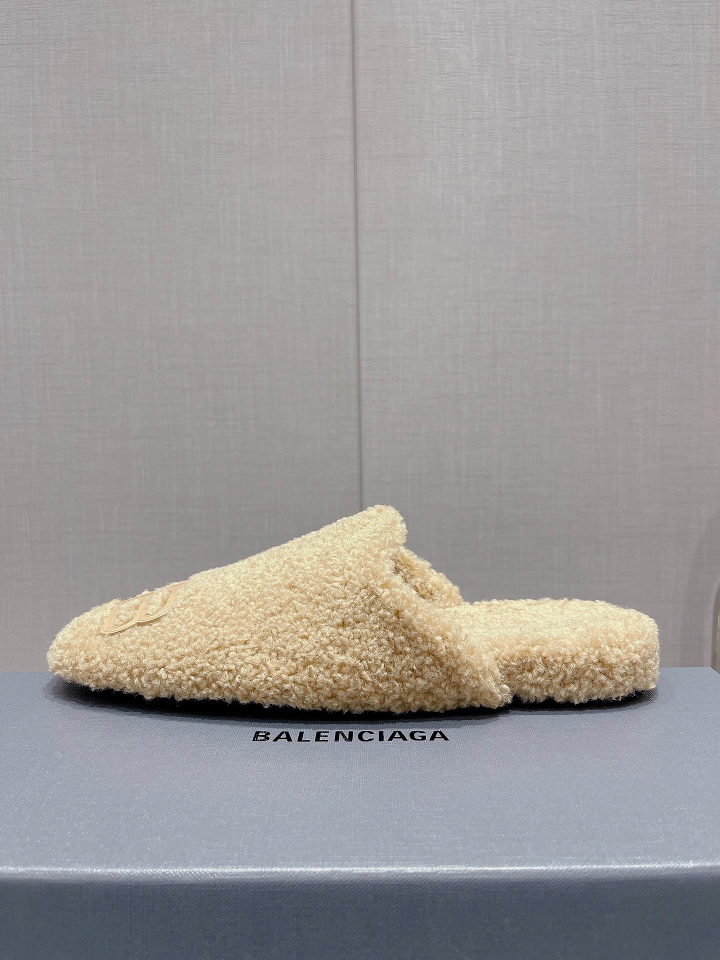 Balenciag* FW秋冬新款羊毛半拖巴黎世家新款拖鞋，原版1.1定制。五金扣和世面的都不相同。质感
