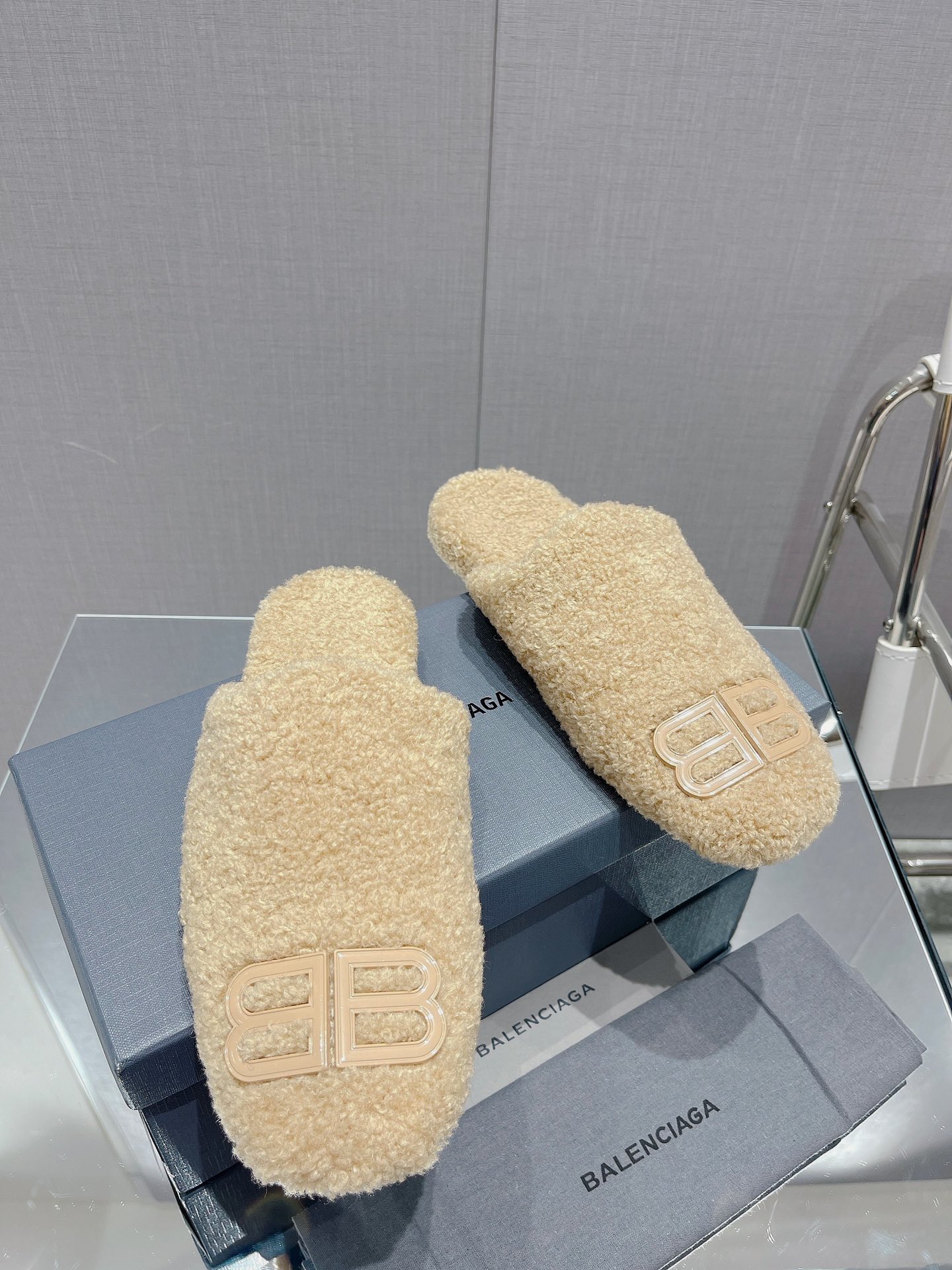 Balenciag* FW秋冬新款羊毛半拖巴黎世家新款拖鞋，原版1.1定制。五金扣和世面的都不相同。质感