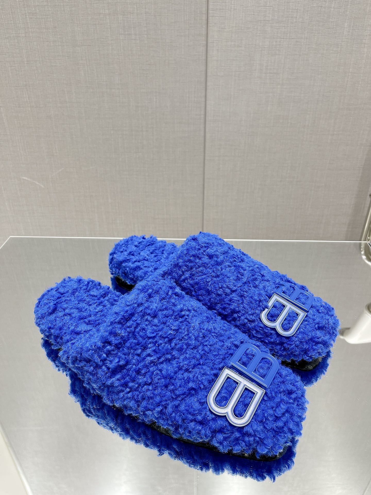 Balenciag* FW秋冬新款羊毛半拖巴黎世家新款拖鞋，原版1.1定制。五金扣和世面的都不相同。质感