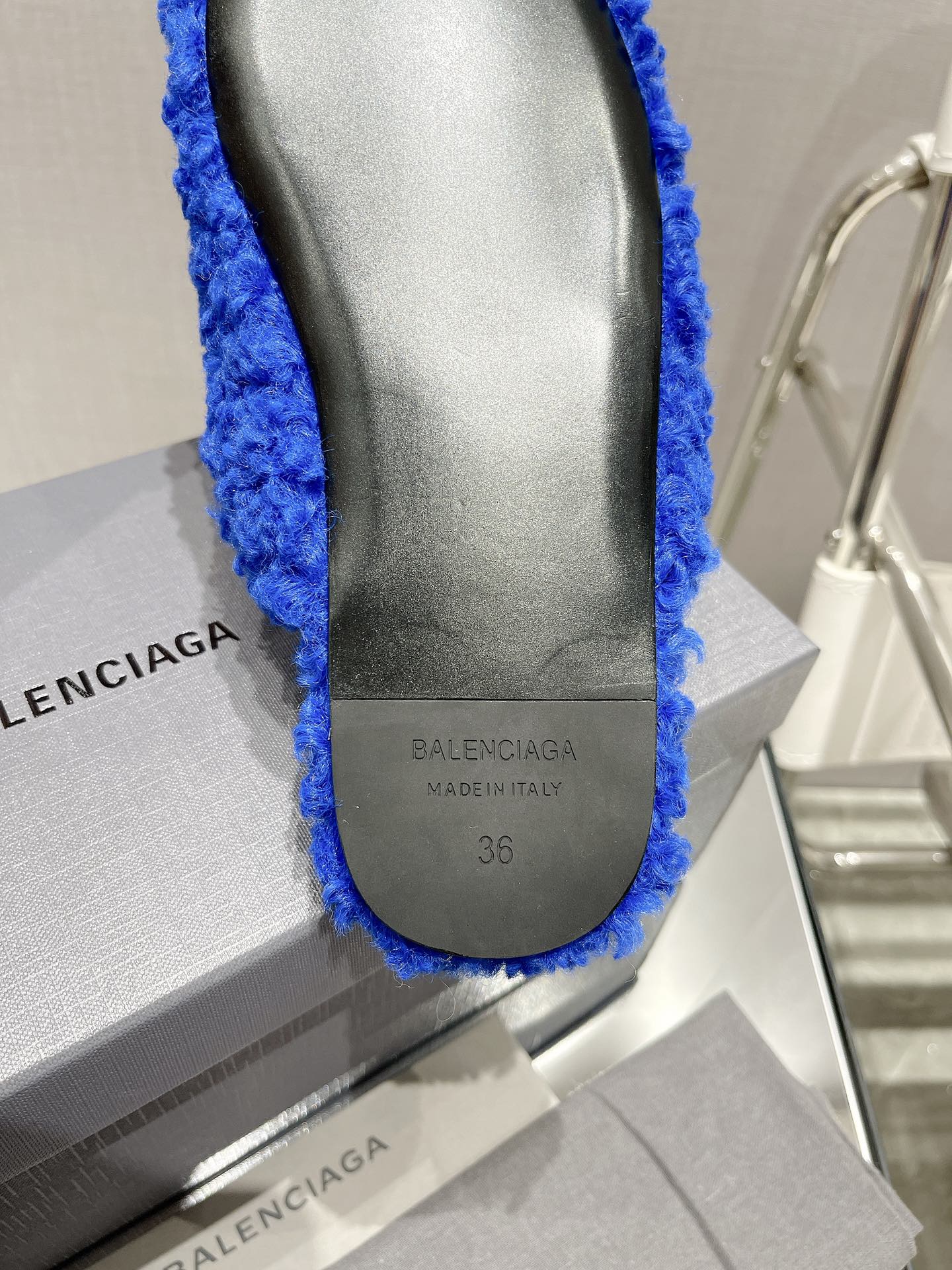 Balenciag* FW秋冬新款羊毛半拖巴黎世家新款拖鞋，原版1.1定制。五金扣和世面的都不相同。质感