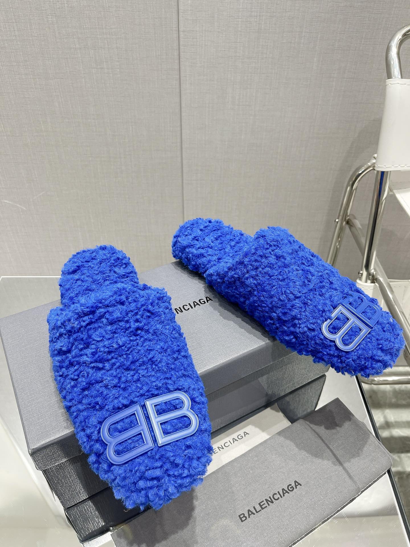 Balenciag* FW秋冬新款羊毛半拖巴黎世家新款拖鞋，原版1.1定制。五金扣和世面的都不相同。质感