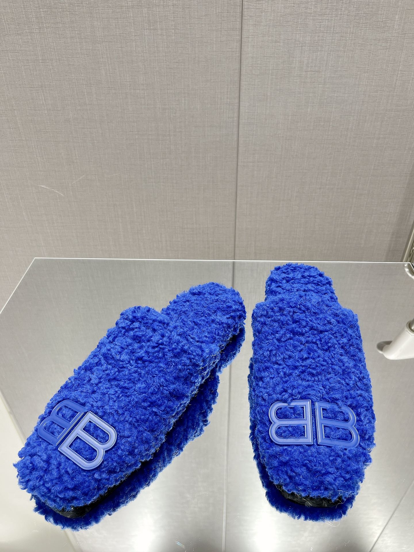 Balenciag* FW秋冬新款羊毛半拖巴黎世家新款拖鞋，原版1.1定制。五金扣和世面的都不相同。质感