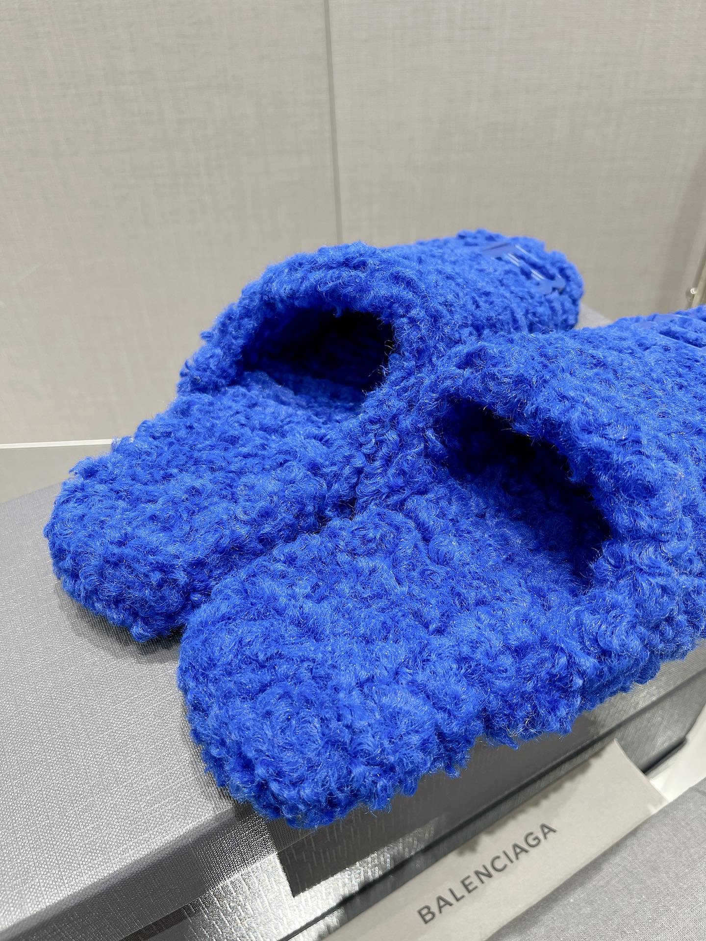 Balenciag* FW秋冬新款羊毛半拖巴黎世家新款拖鞋，原版1.1定制。五金扣和世面的都不相同。质感