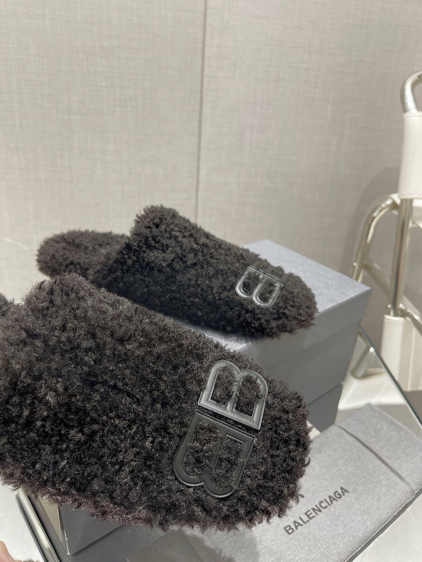 Balenciag* FW秋冬新款羊毛半拖巴黎世家新款拖鞋，原版1.1定制。五金扣和世面的都不相同。质感
