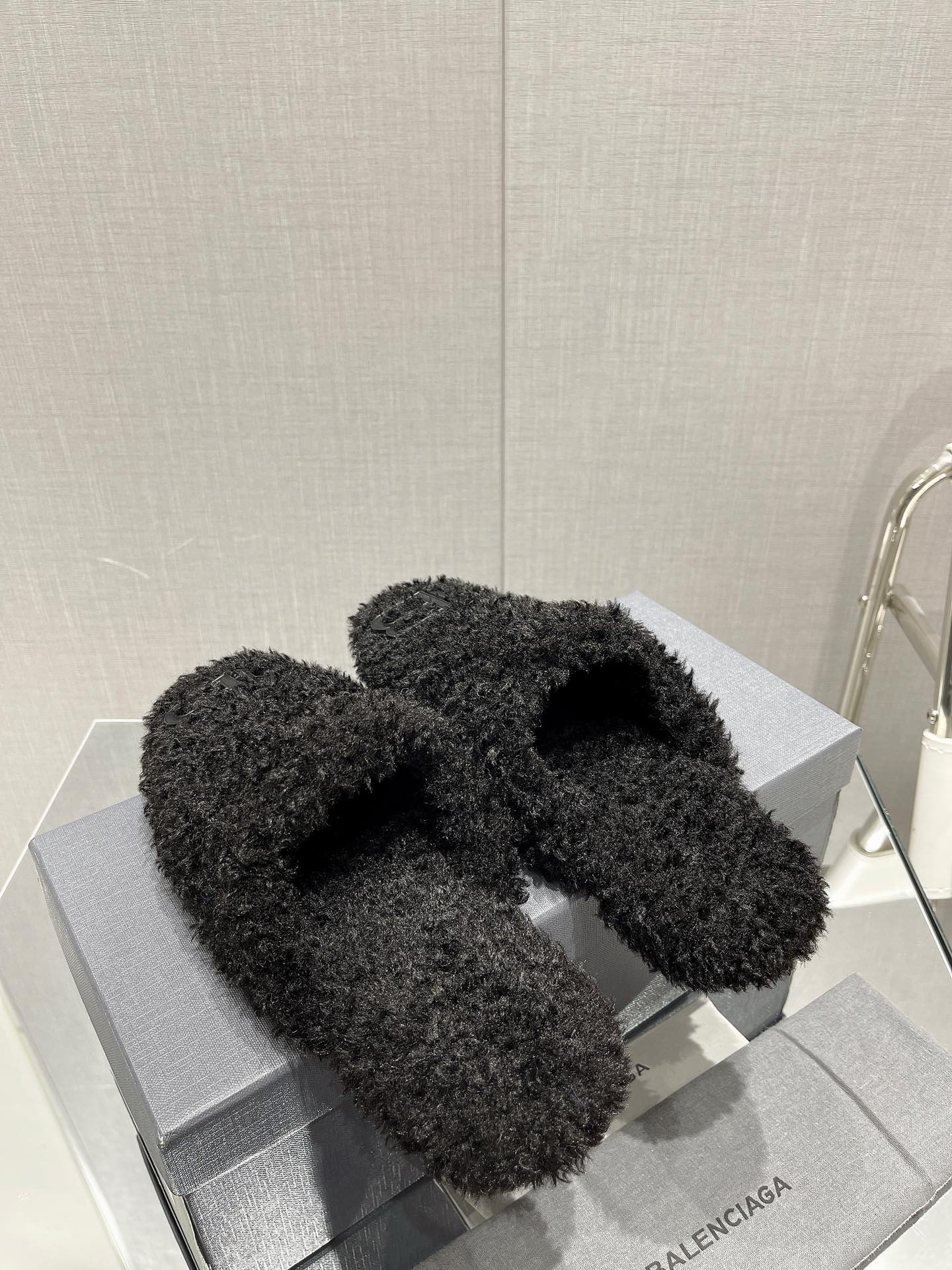 Balenciag* FW秋冬新款羊毛半拖巴黎世家新款拖鞋，原版1.1定制。五金扣和世面的都不相同。质感