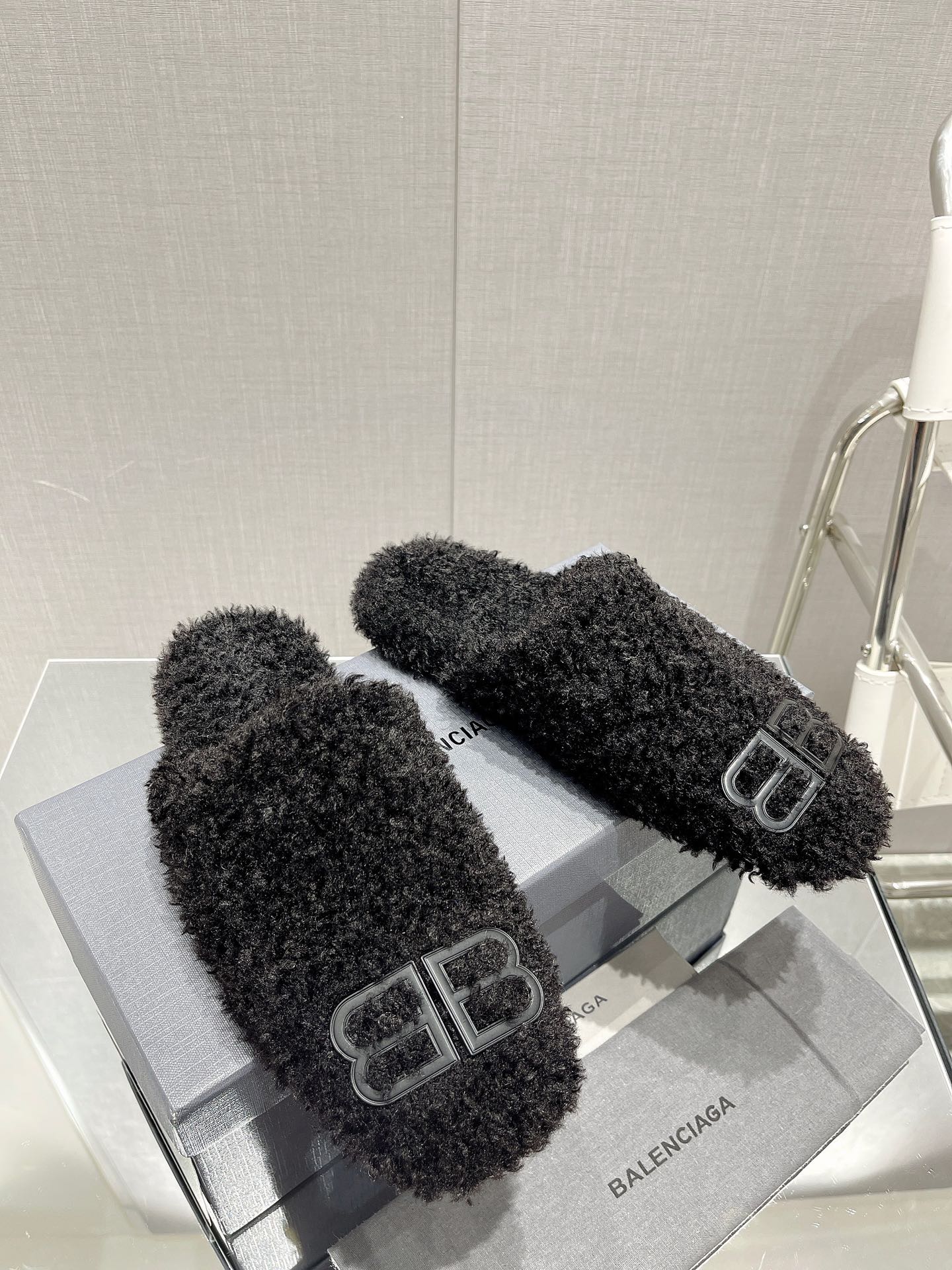 Balenciag* FW秋冬新款羊毛半拖巴黎世家新款拖鞋，原版1.1定制。五金扣和世面的都不相同。质感