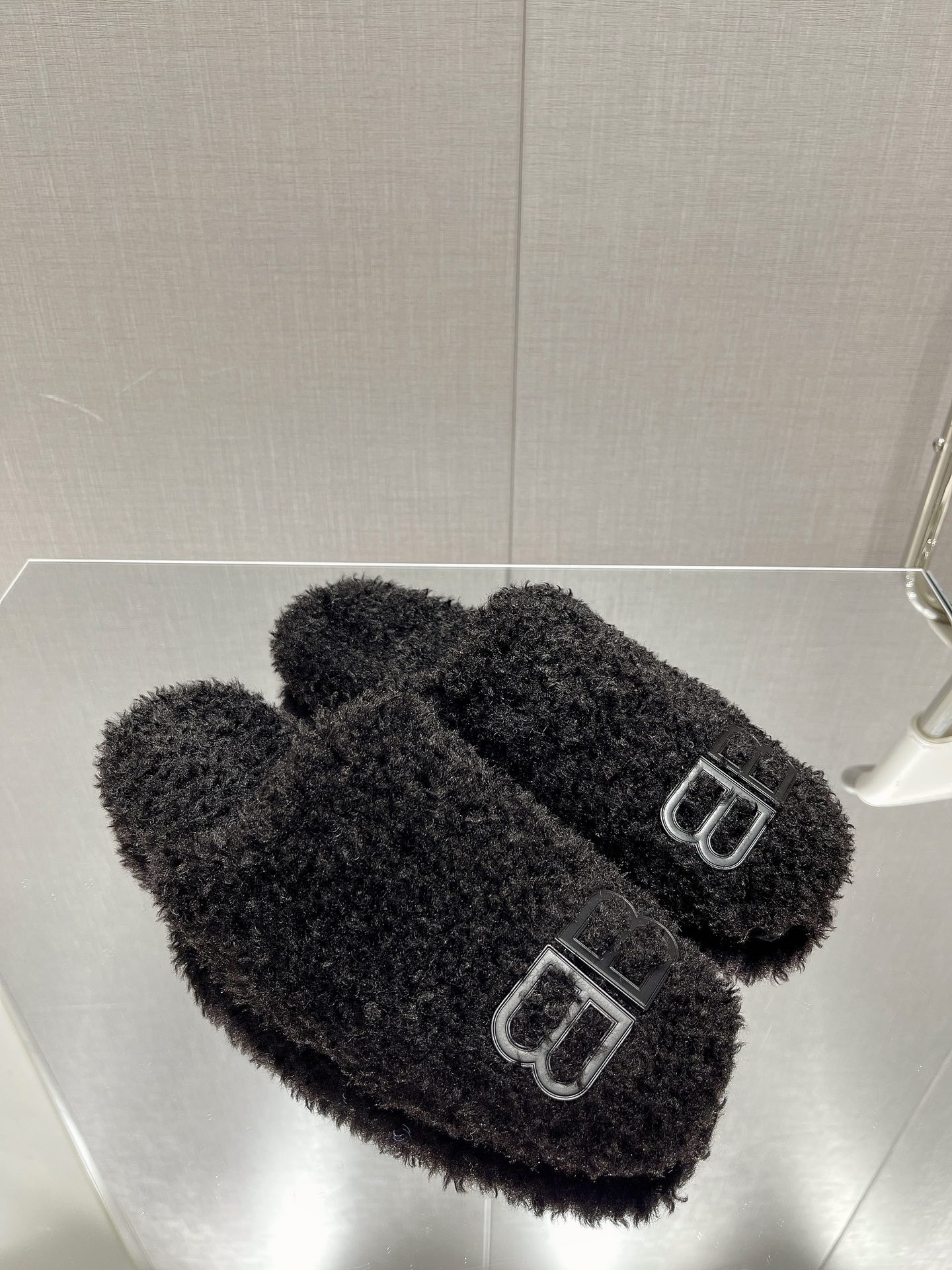 Balenciag* FW秋冬新款羊毛半拖巴黎世家新款拖鞋，原版1.1定制。五金扣和世面的都不相同。质感