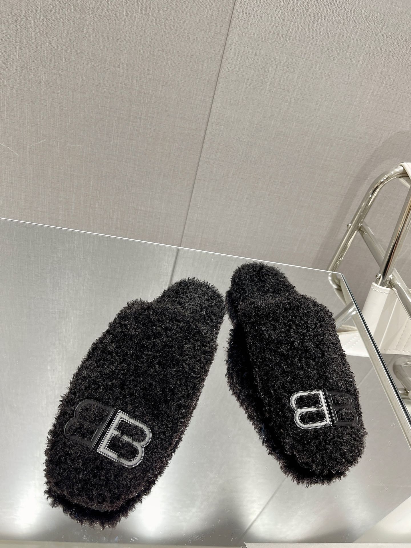 Balenciag* FW秋冬新款羊毛半拖巴黎世家新款拖鞋，原版1.1定制。五金扣和世面的都不相同。质感