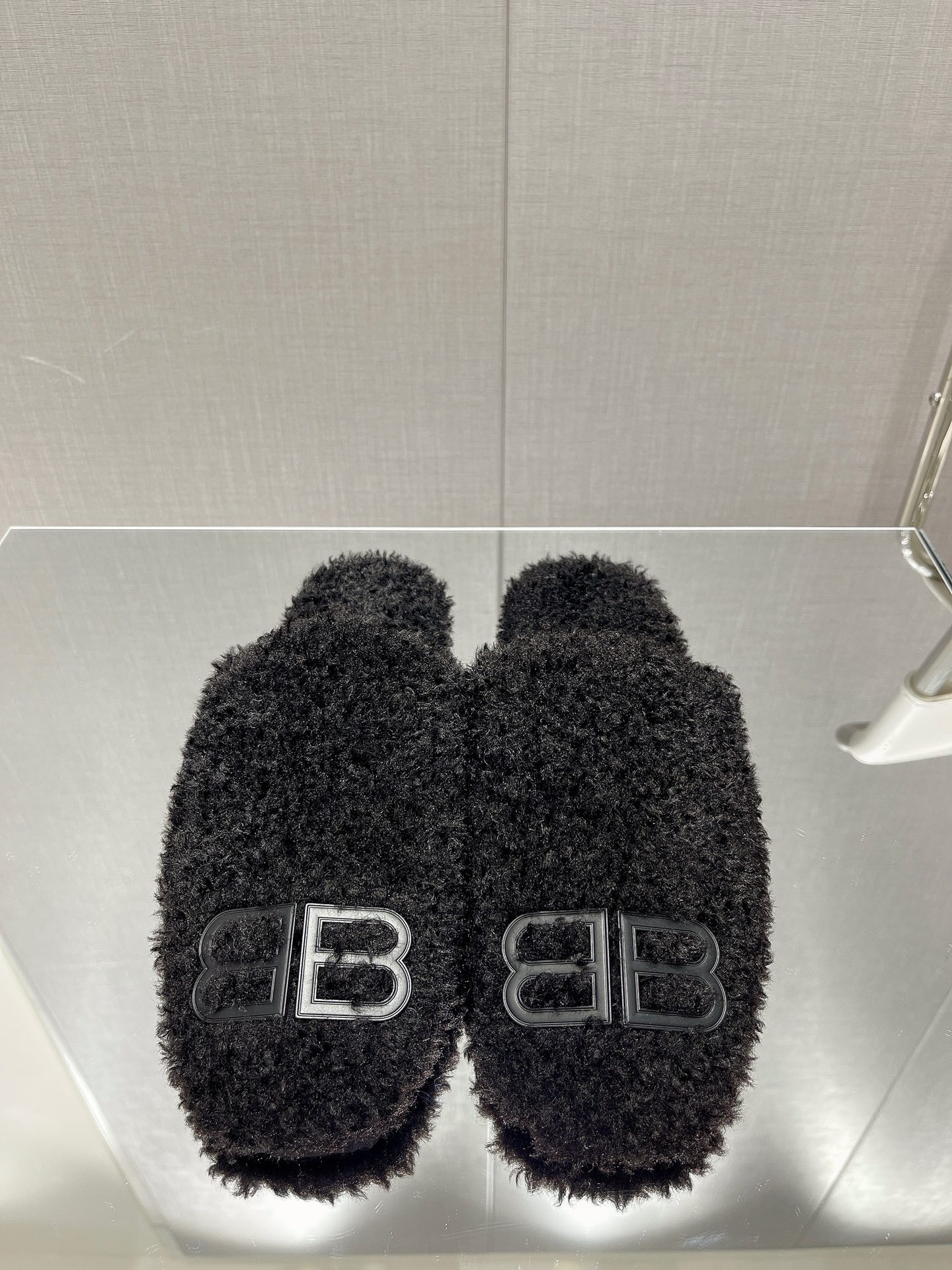 Balenciag* FW秋冬新款羊毛半拖巴黎世家新款拖鞋，原版1.1定制。五金扣和世面的都不相同。质感
