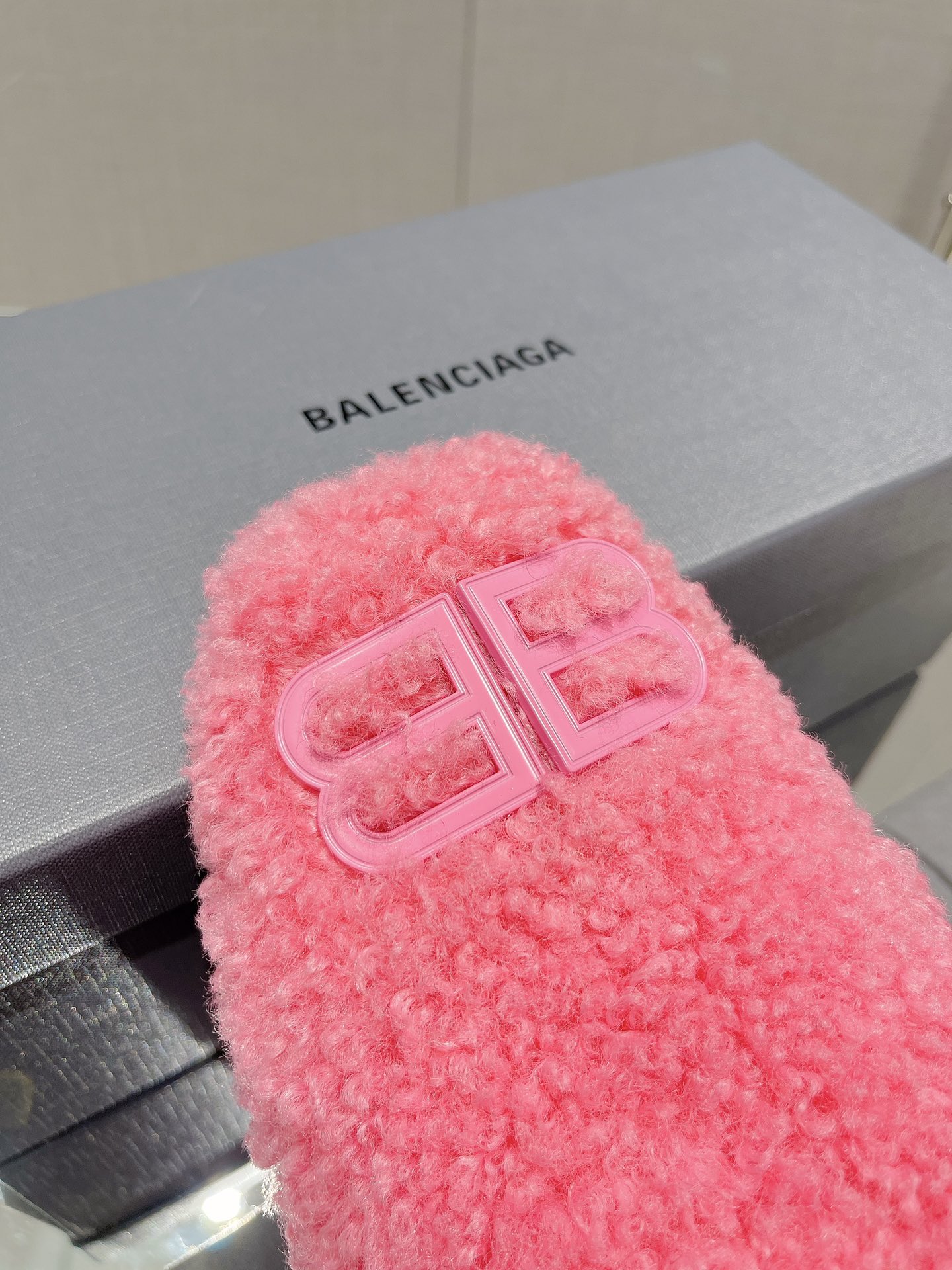 Balenciag* FW秋冬新款羊毛半拖巴黎世家新款拖鞋，原版1.1定制。五金扣和世面的都不相同。质感